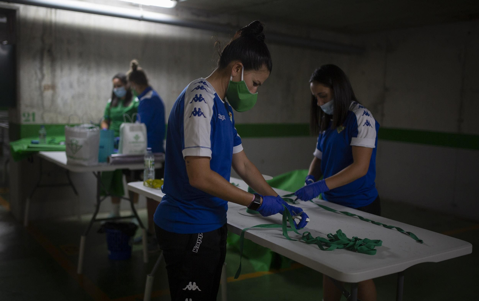 Coronavirus: Las jugadoras del Betis fabrican batas y  mascarillas para los sanitarios