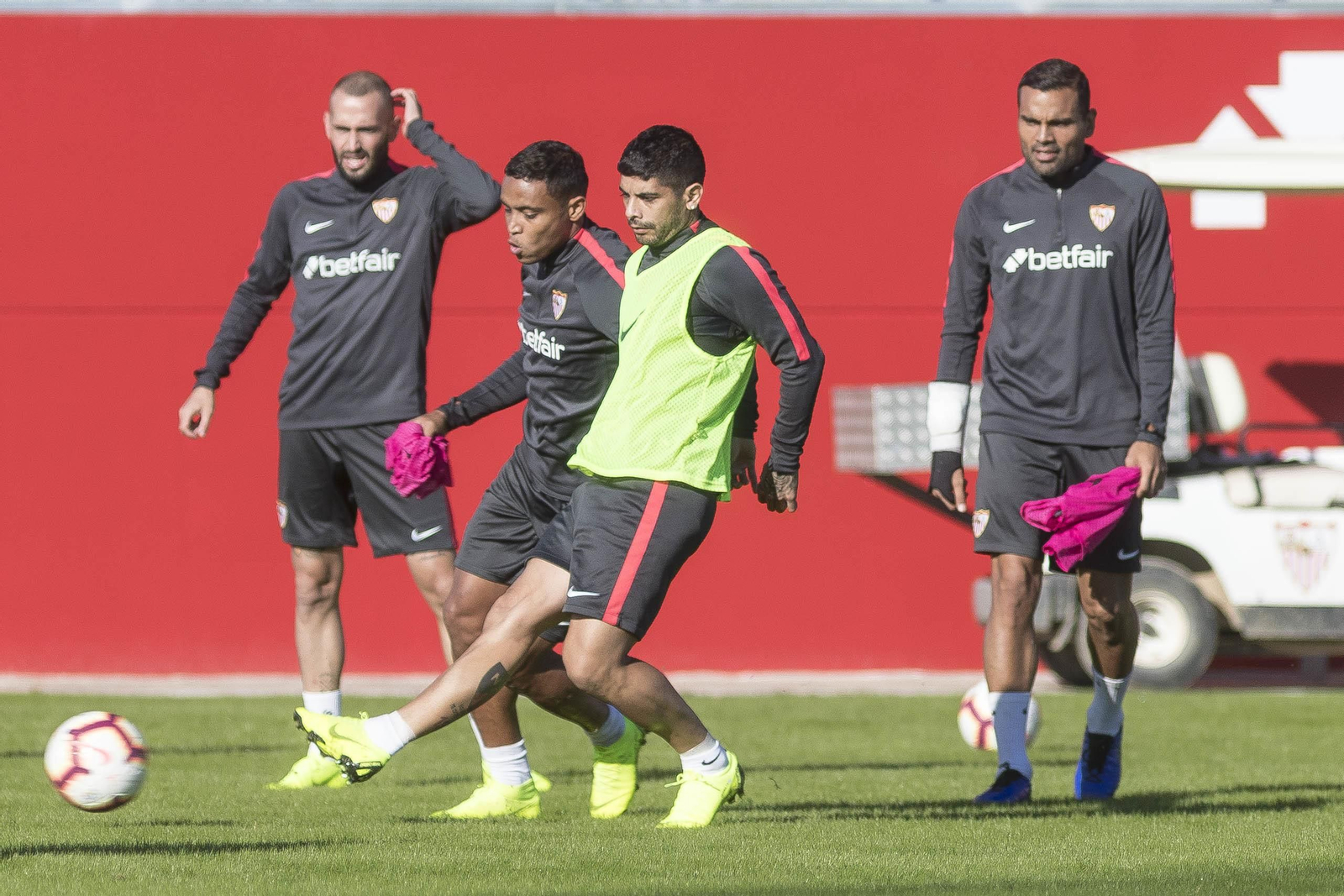 Aleix Vidal, al fondo, en un entrenamiento reciente.