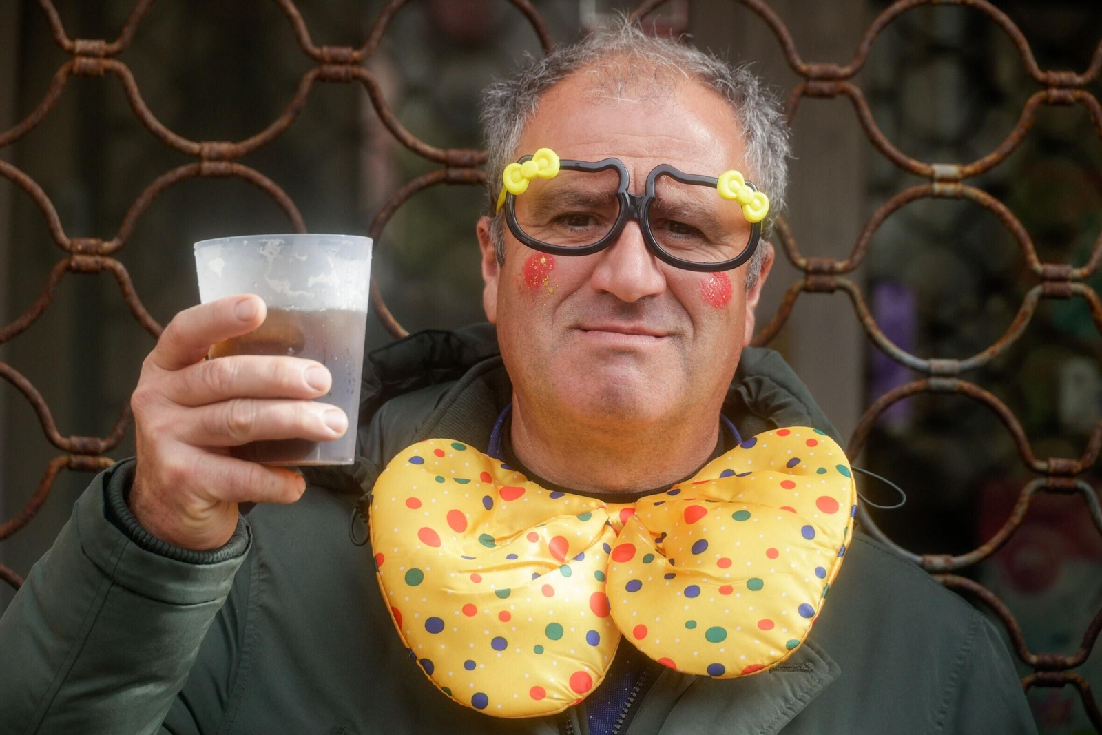 Las imágenes de un domingo de Carnaval en Cádiz pasado por agua