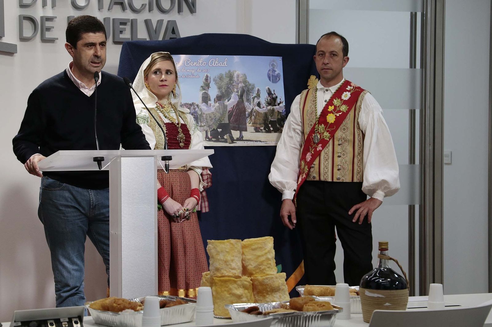 El presidente de la Hermandad, Pedro J. Romero Díaz, junto a dos jóvenes con trajes de galana y danzador.