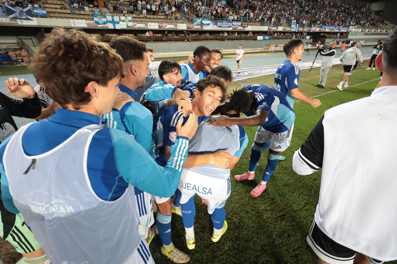 Los azulinos celebran el tanto de Charaf.