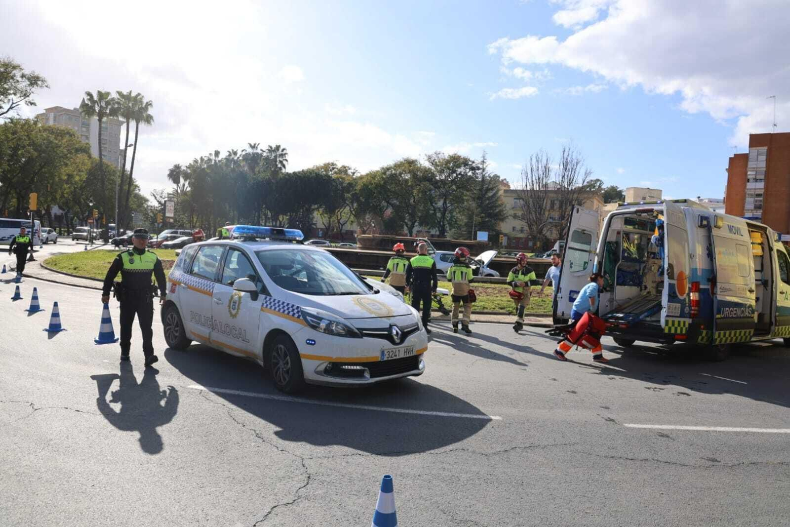 Las espectaculares imágenes de un coche accidentado que acabó en la fuente de la Avenida de Andalucía