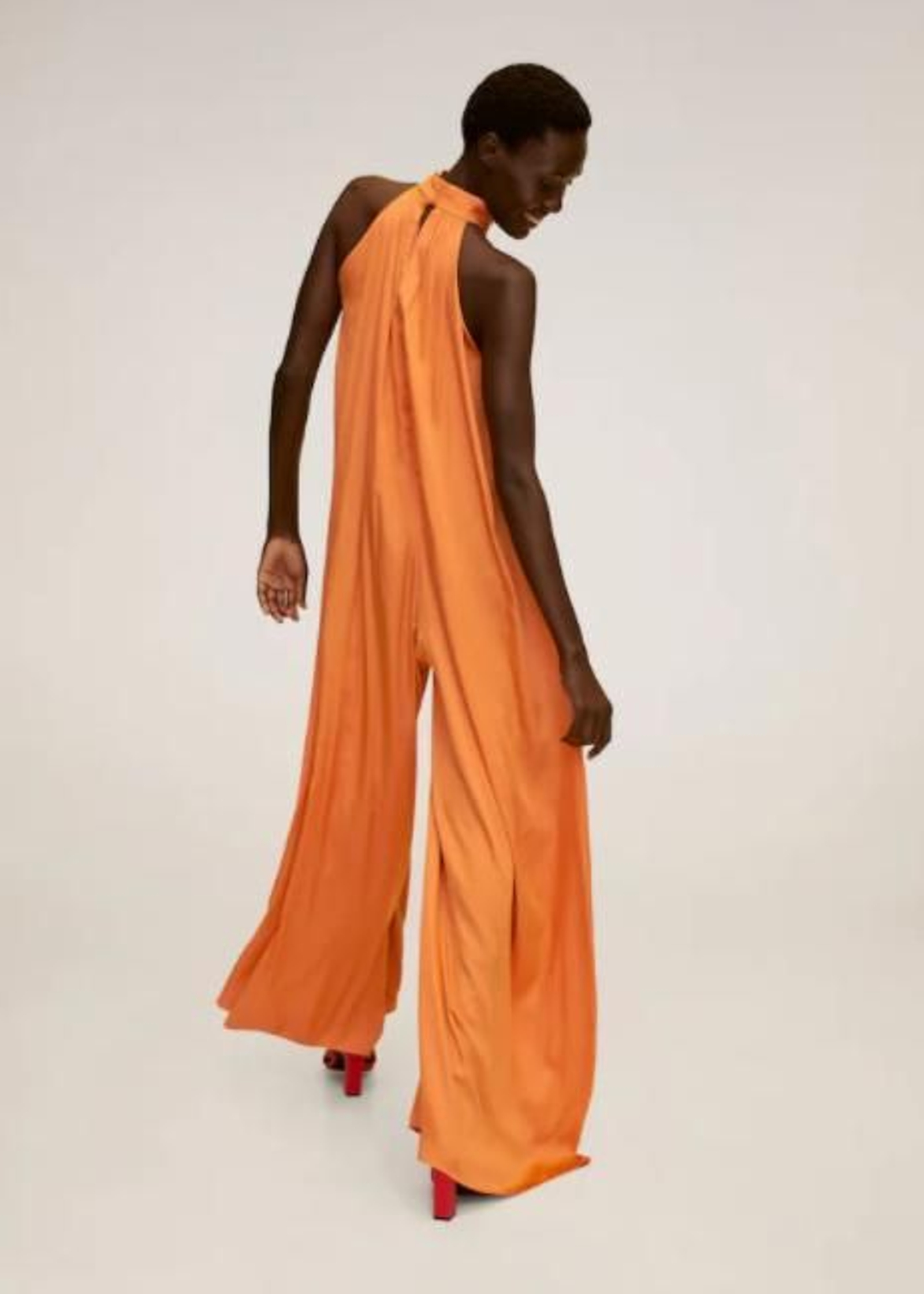 El mono satinado y low cost de Mango outlet.