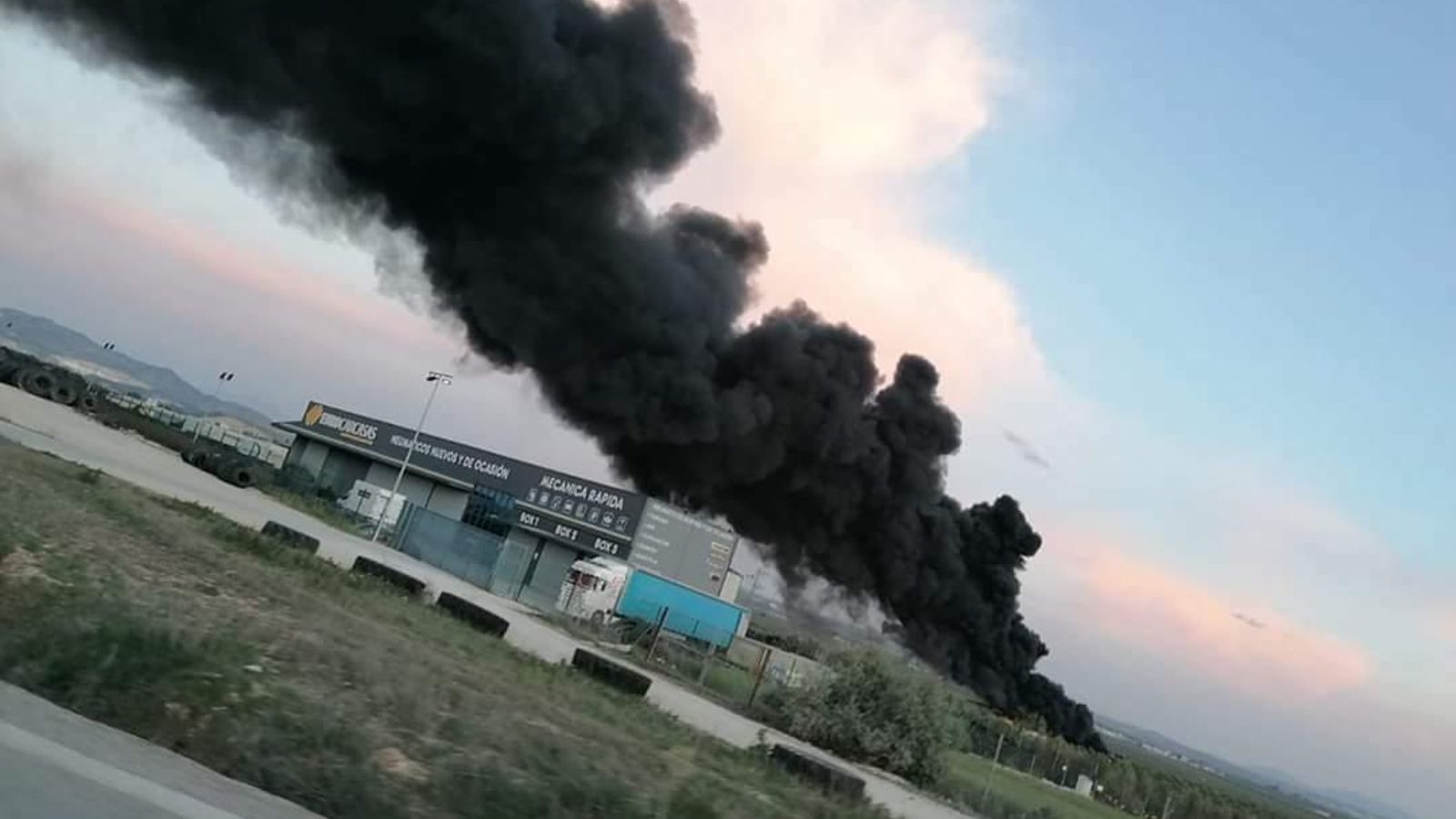 Columna de denso humo negro.