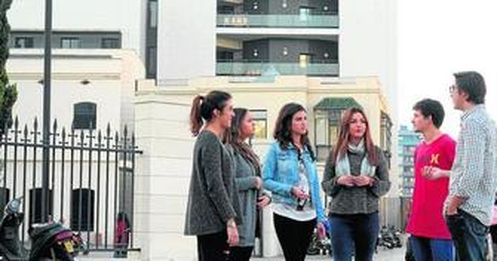 Ángela Pozo, Cristina Rufino, Ana Rodríguez, Alicia Peñafiel, Daniel Acedos y Miguel Collantes, ayer frente a la facultad de Derecho de la Hispalense.