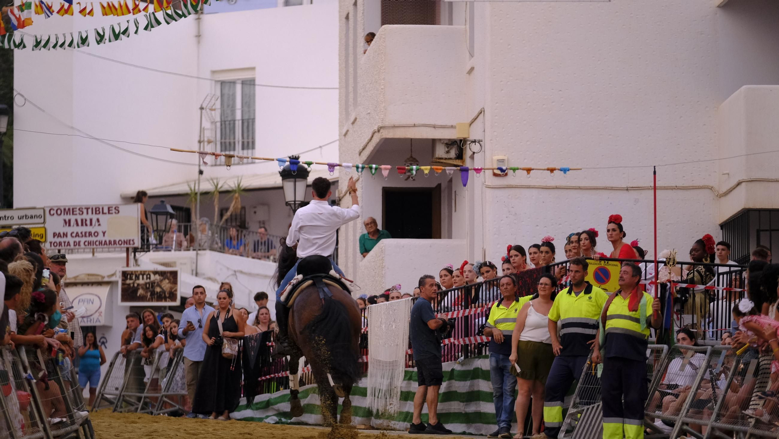 La popular carrera de cintas a caballo de las Fiestas de Mojácar, en imágenes