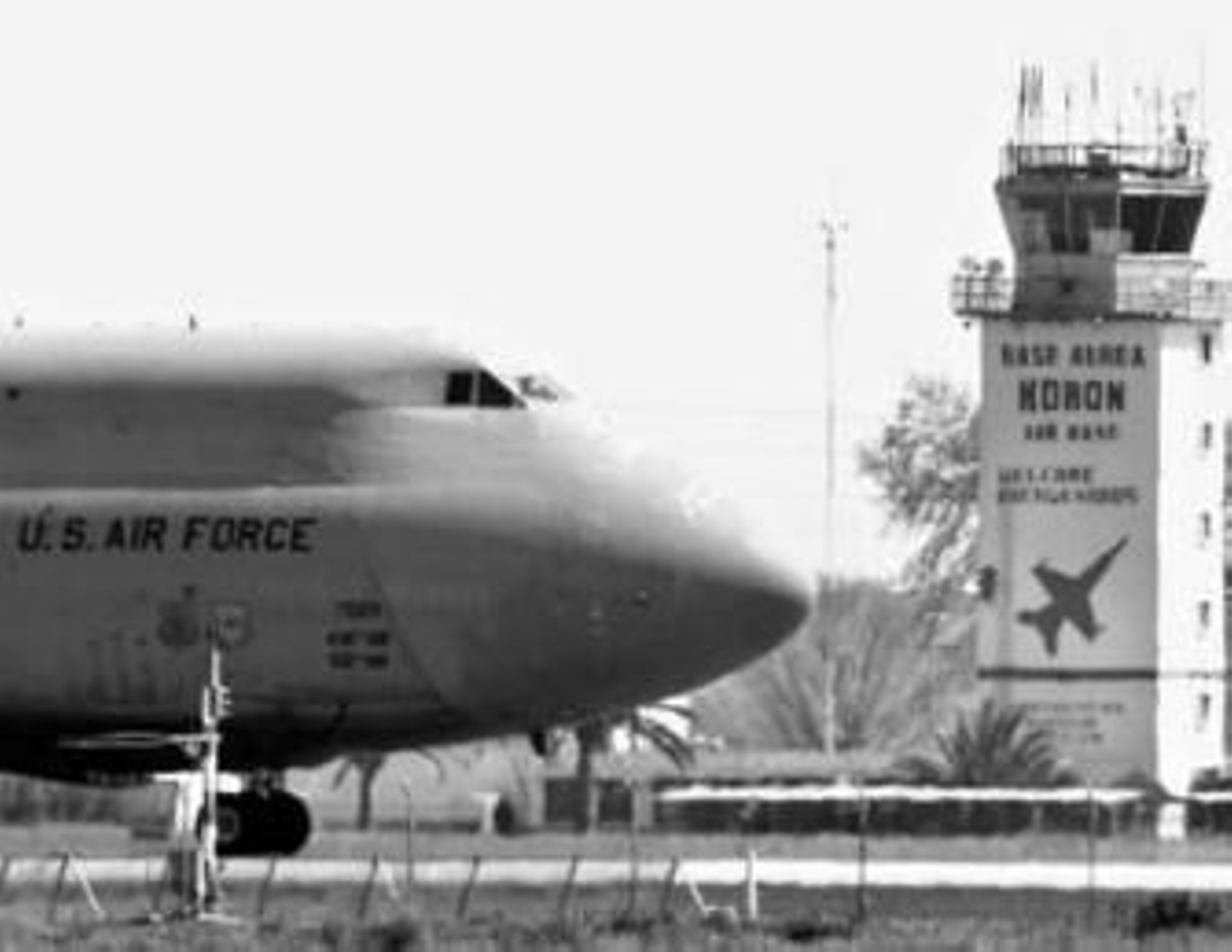 Un avión estadounidense se dispone a despegar en la base de Morón.