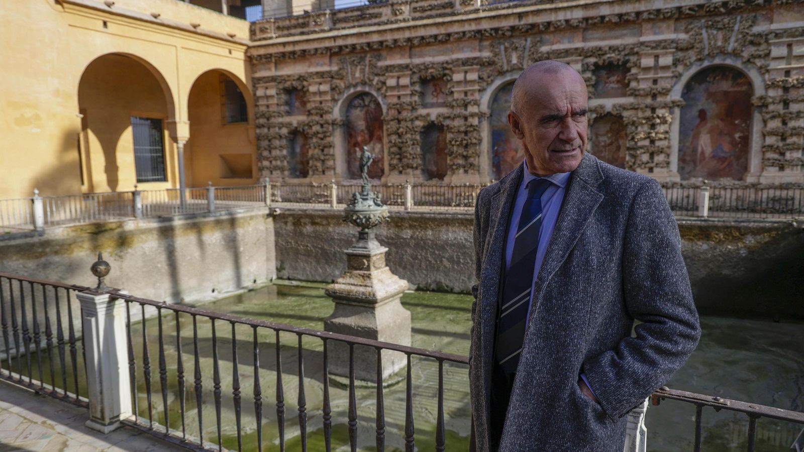 El alcalde, Antonio Muñoz, ante el estanque.