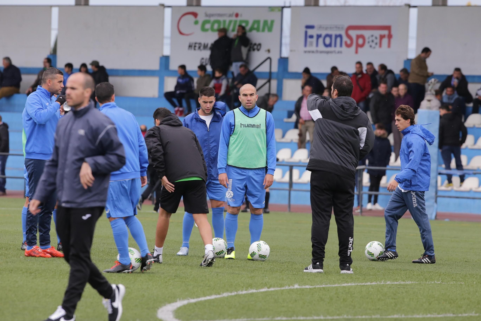 Diego Galiano observa a Alberto Vázquez en el calentamiento del partido contra el Arcos en el Marchán.