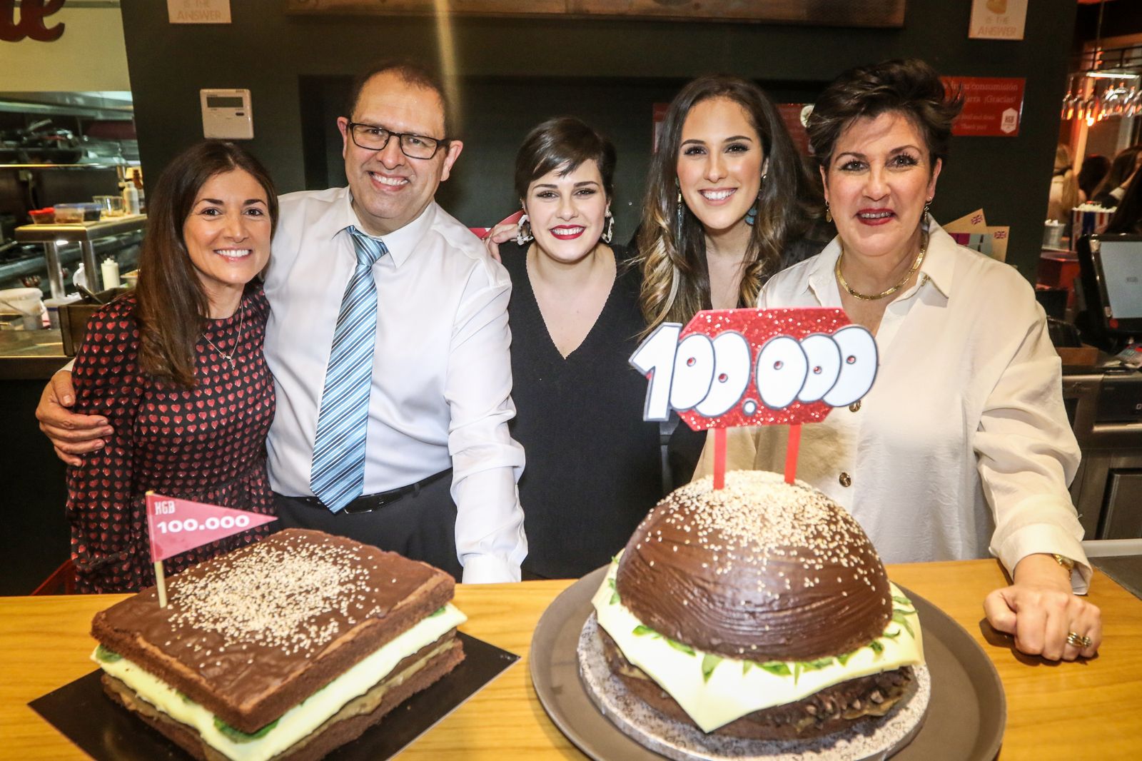 El restaurante KGB celebra su hamburguesa de rabo de toro número 100.000.