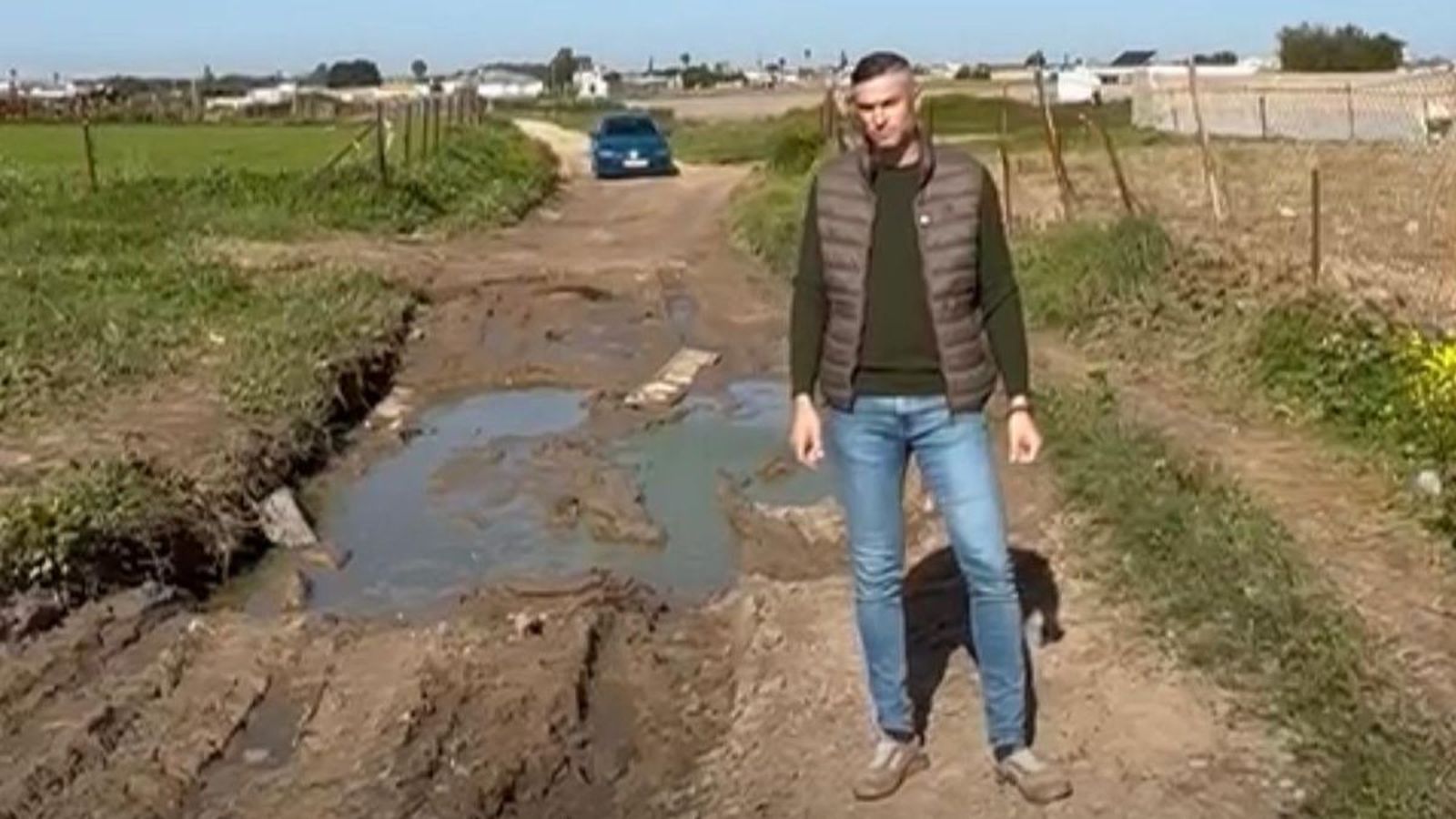 Ángel González, en uno de los caminos en mal estado.