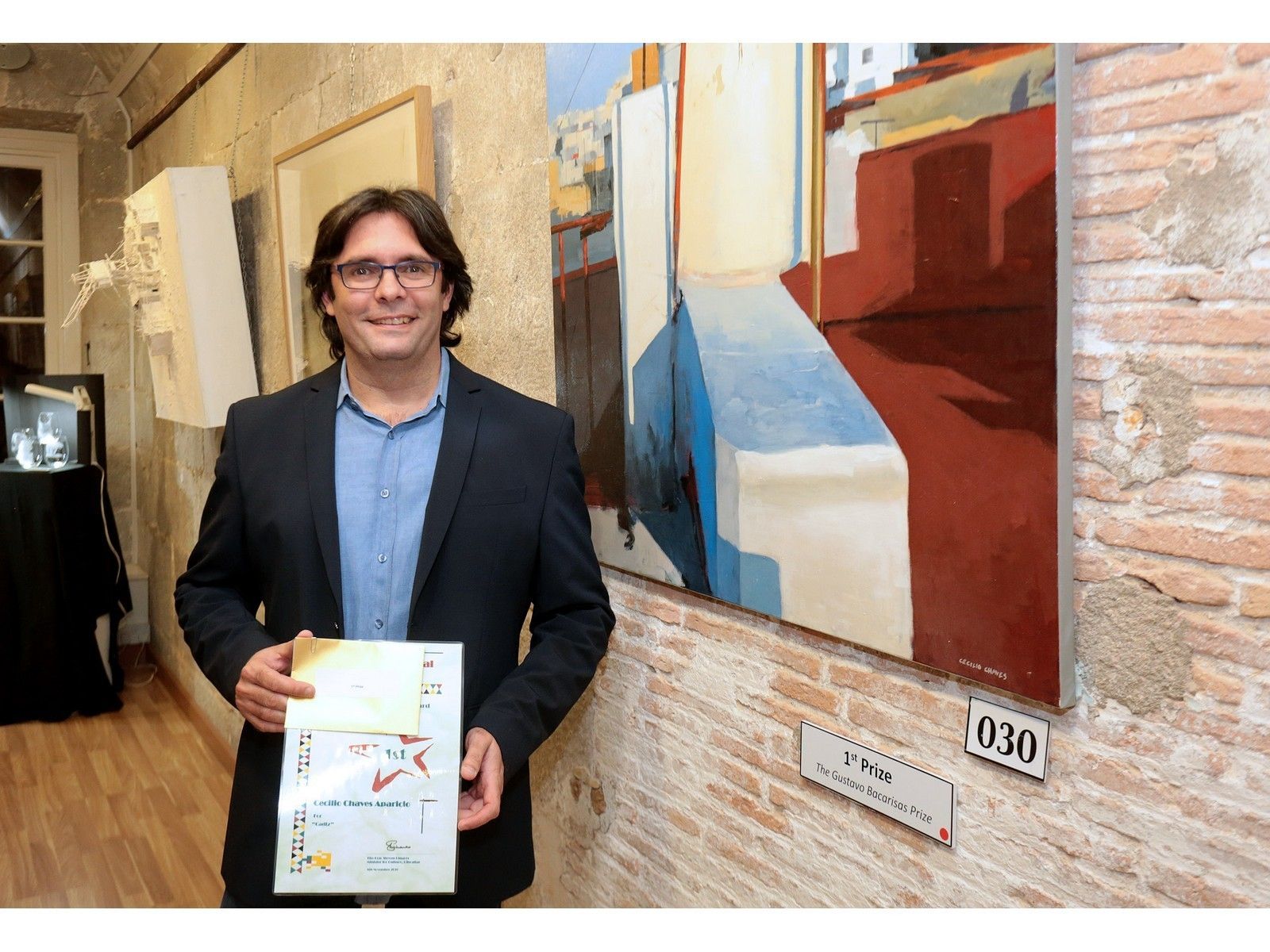 Cecilio Chaves, frente a la obra ganadora.