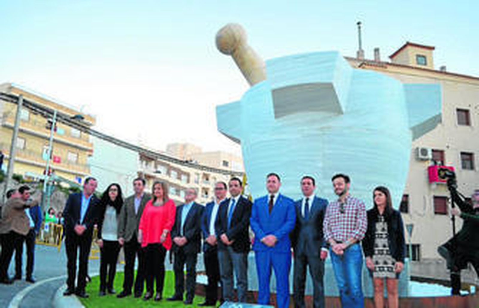 El mortero más grande del mundo hecho con mármol luce ya en una rotonda de Macael.