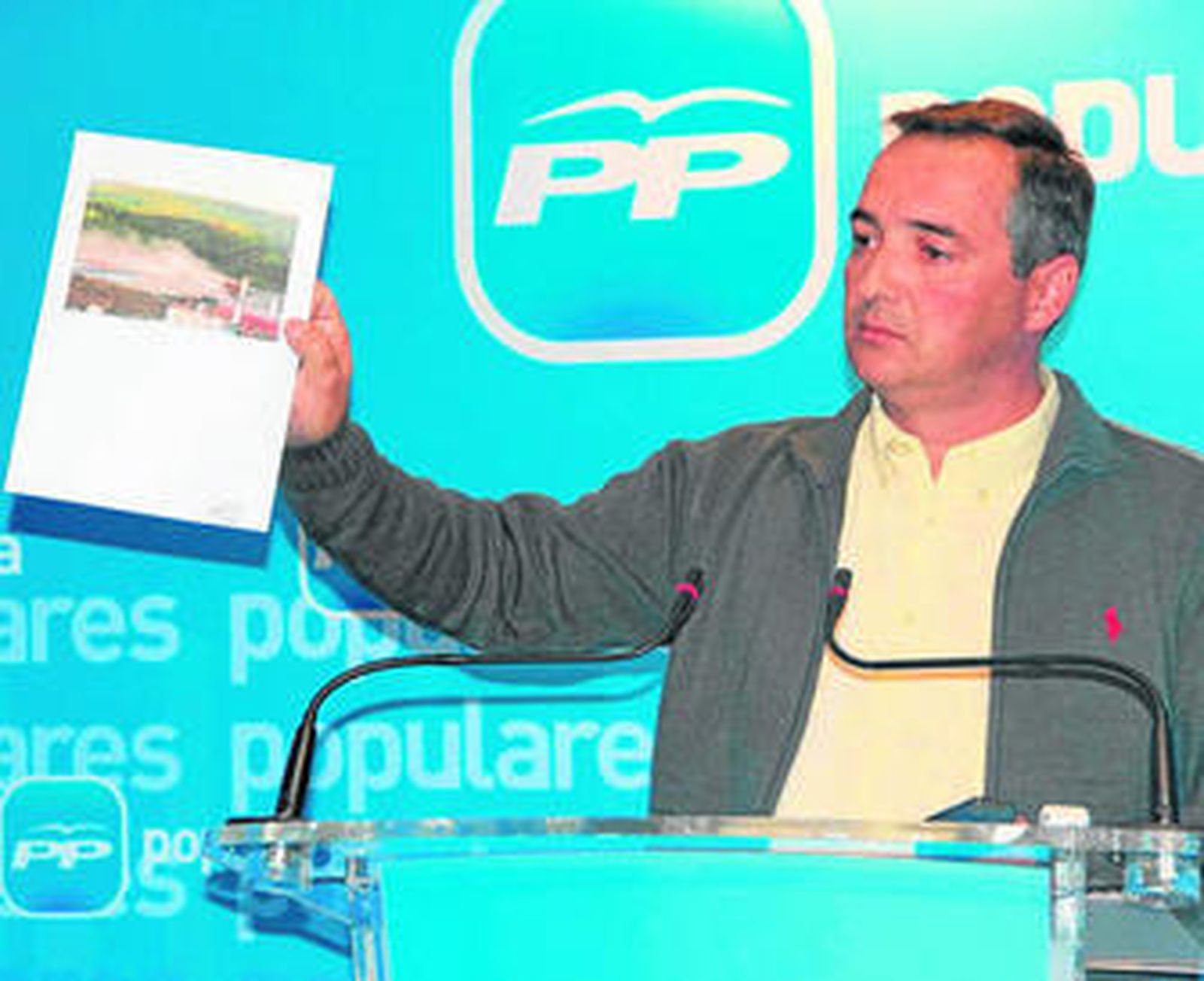 Francisco José Gallardo, con una foto del vertedero de Nerva.