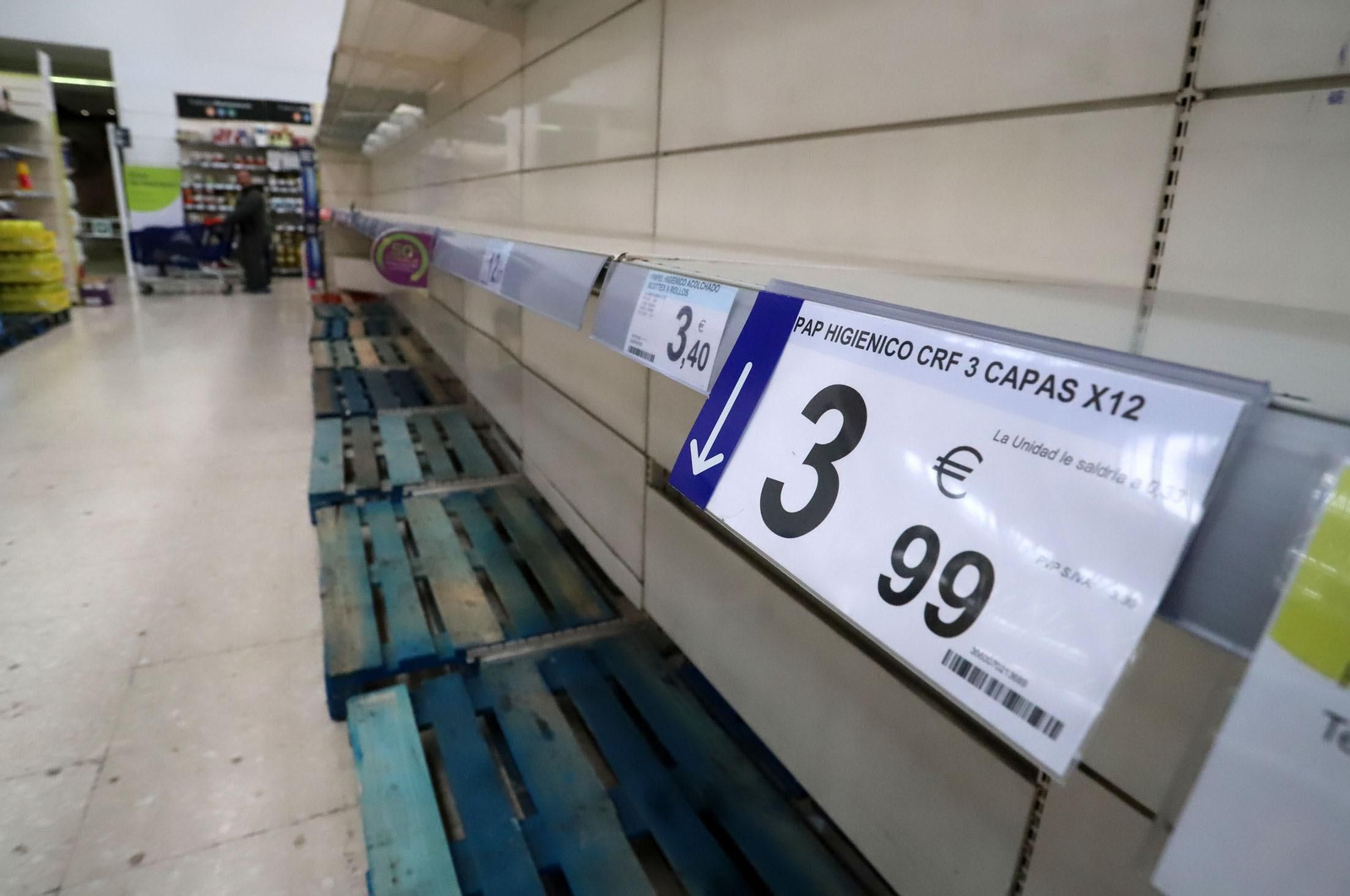Imágenes de la situación y organización en los supermercados de Huelva