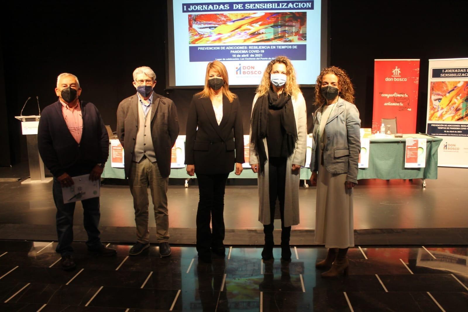 Autoridades y organizadores durante la organización de las jornadas.