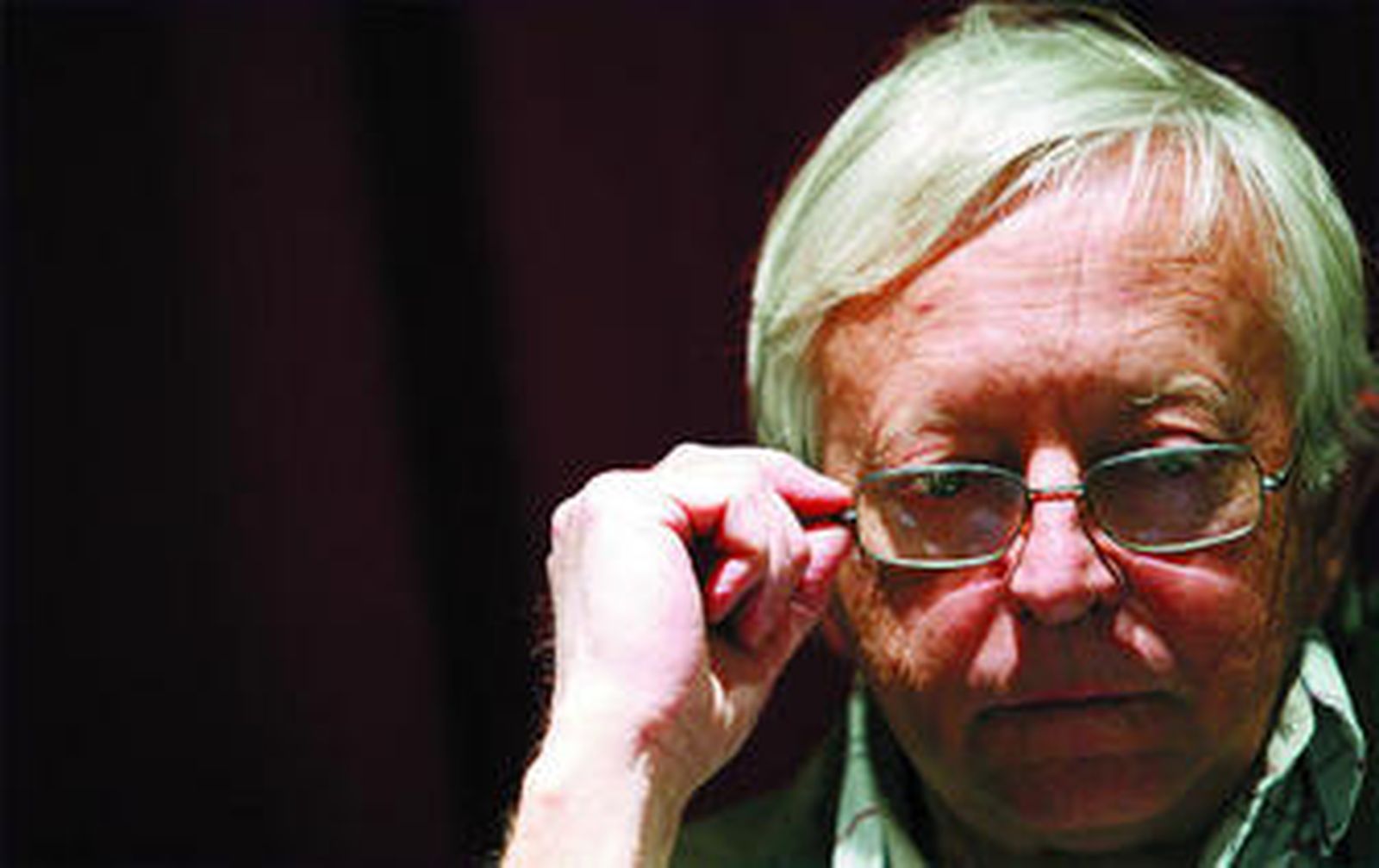 El artista malagueño Enrique Brinkmann, ayer, en el Fórum de la Fnac de Málaga Plaza.