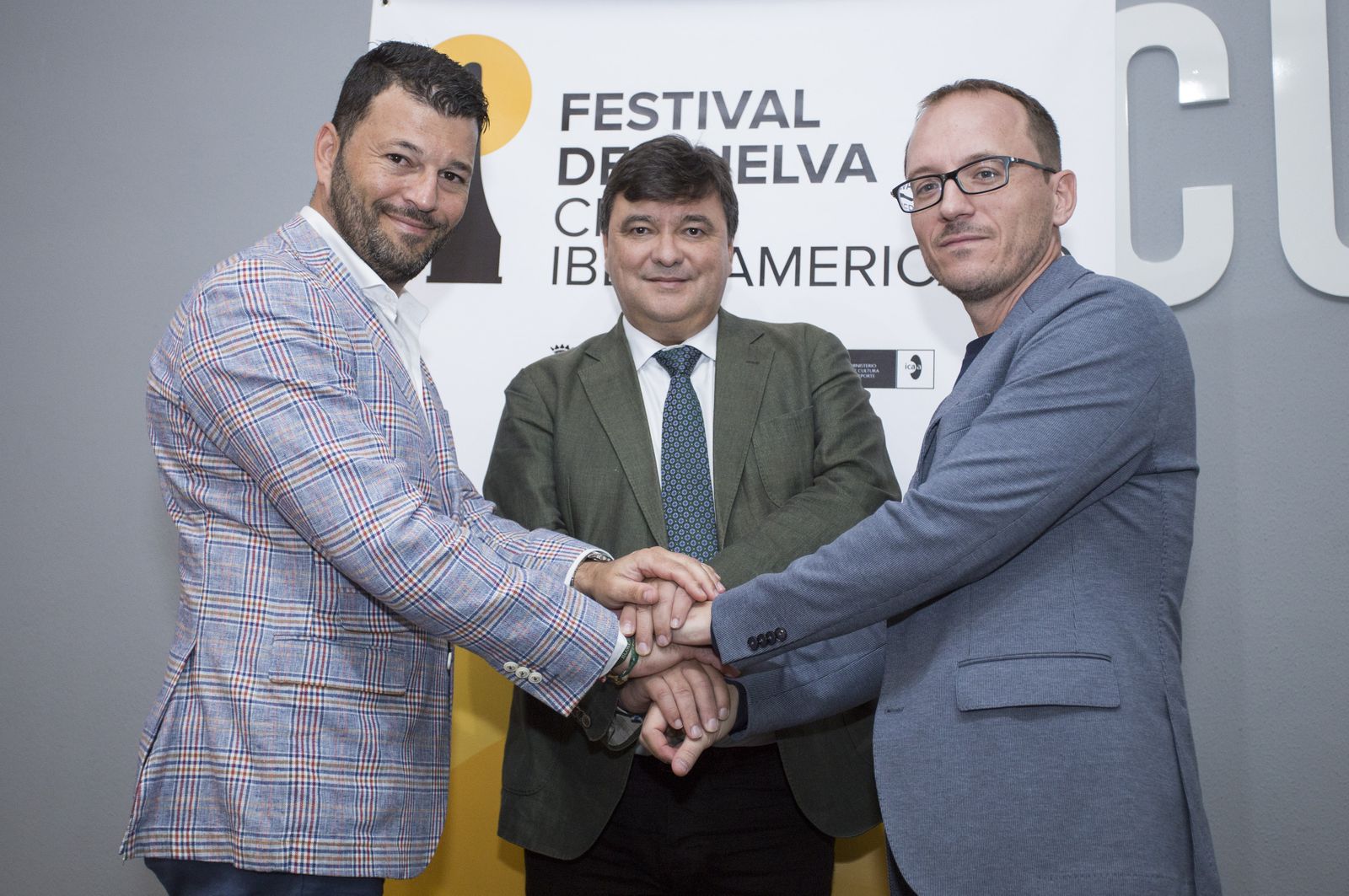 El alcalde de Huelva, flanqueado por el director del Festival de Huelva y el representante de Heineken.
