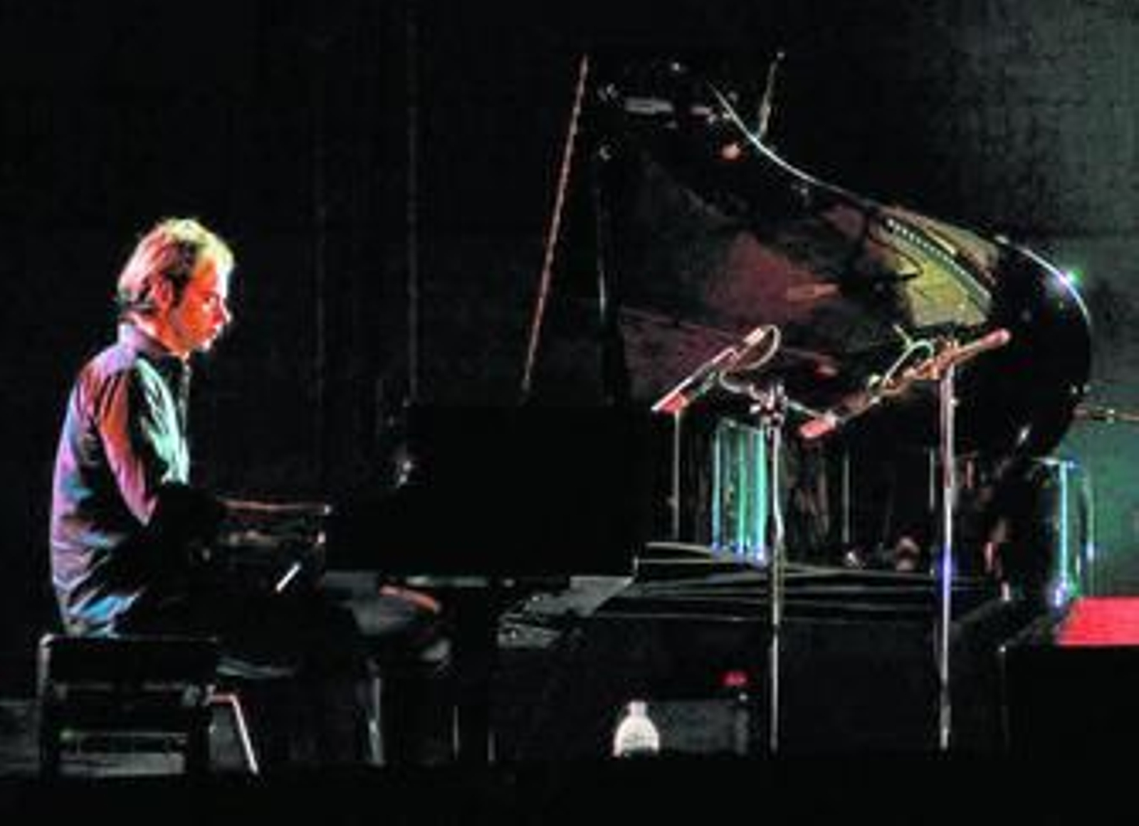 Juan Galiardo tocando durante una actuación.