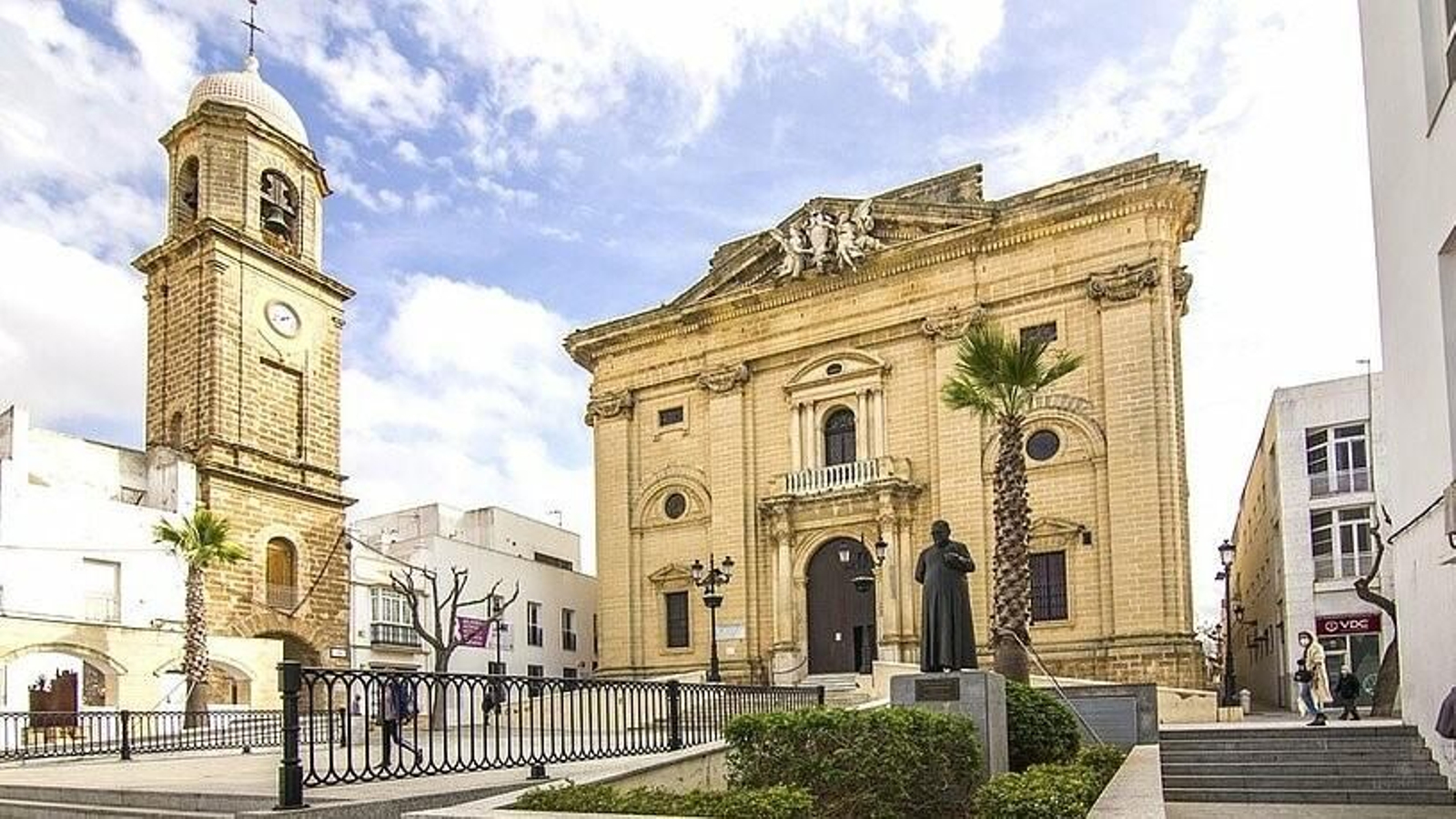 Iglesia Mayor y Arquilo del Reloj.
