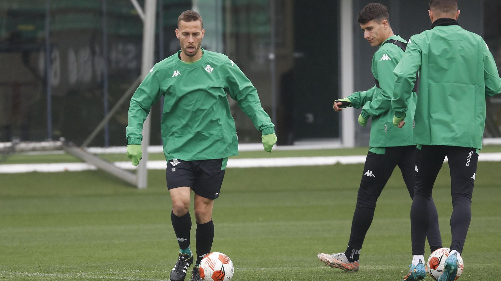 Sergio Canales conduce el balón.