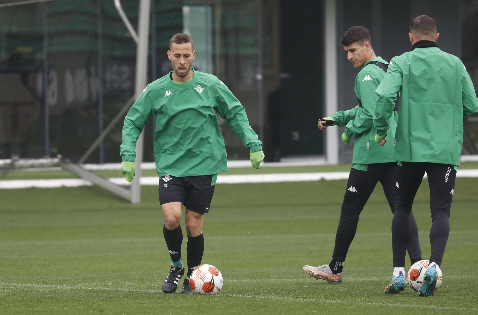 Sergio Canales conduce el balón en un entrenamiento de esta semana.