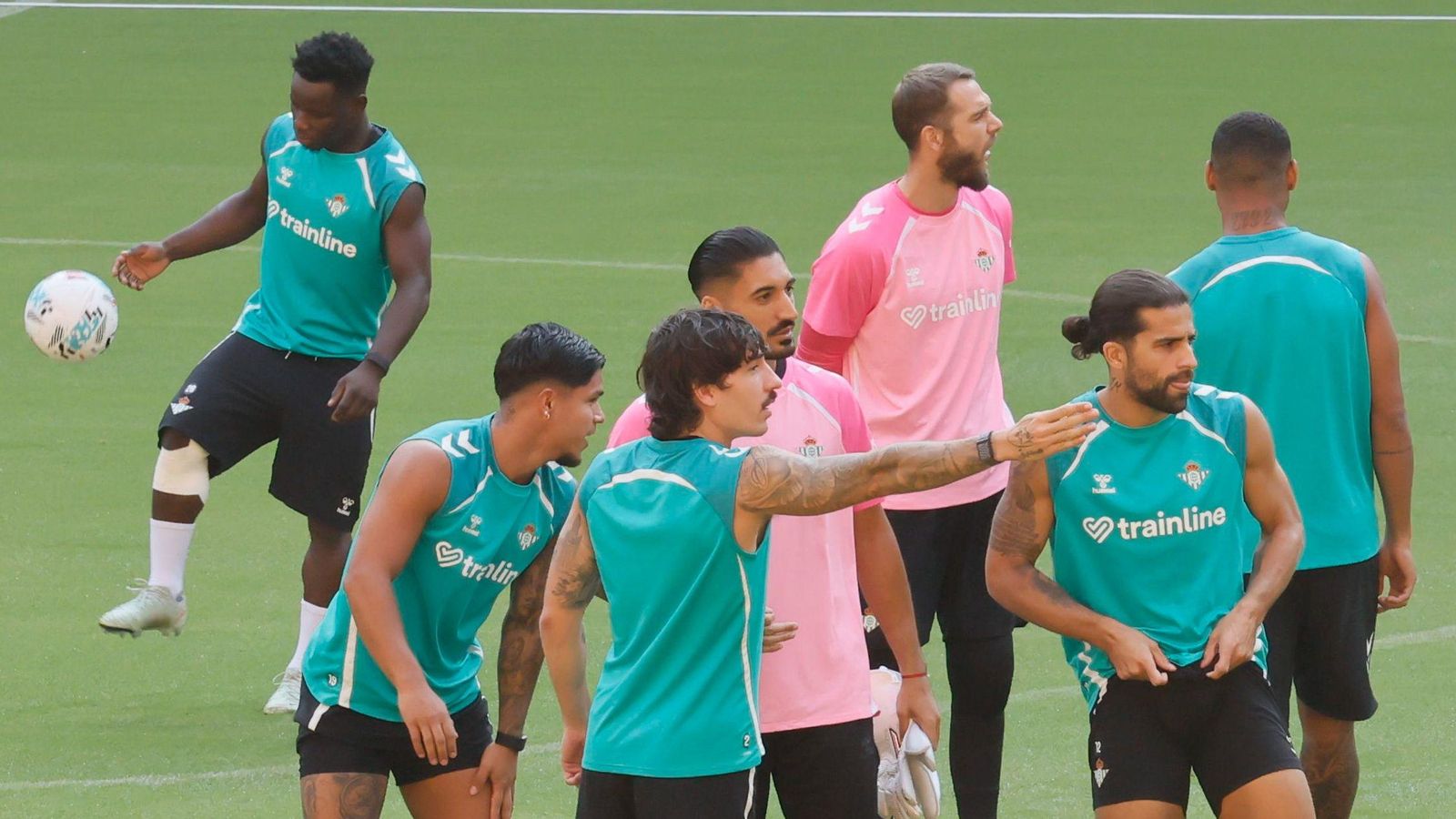 Bellerín dialoga con Álvaro Valles, Cucho Hernández y Ricardo Rodríguez, con Pau López y Natan detrás.