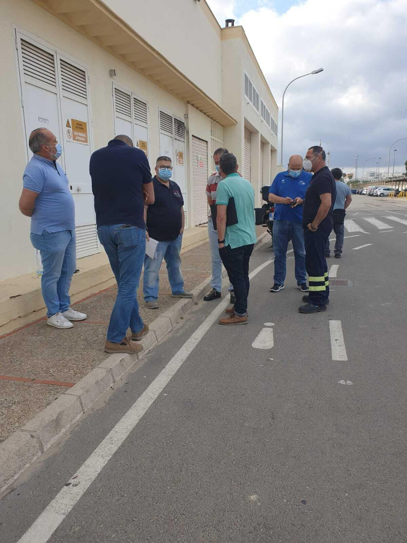 Los miembros del comité de empresa de Navantia Cádiz, durante el pleno celebrado en el exterior de la factoría.