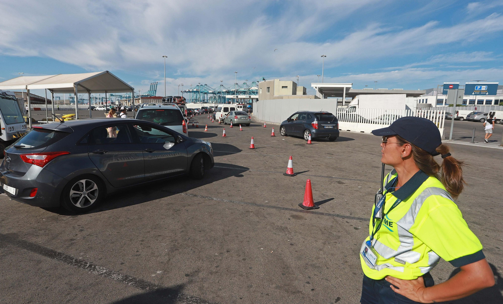 Una asistente ordena la cola de embarque a Tánger en la OPE de 2019.