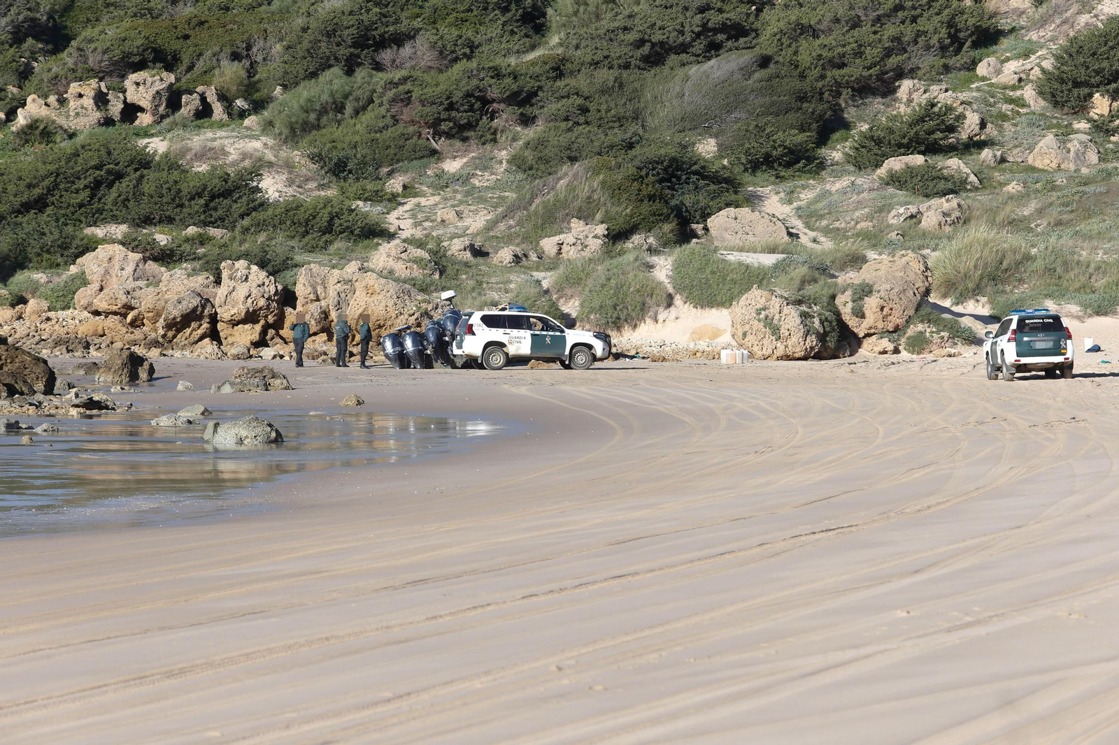 Intervienen casi 3.000 kilos de hachís en la playa de Bolonia, en imágenes