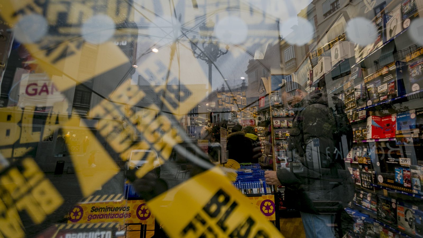 El Black Friday en la tienda GAME de la plaza de El Palillero en Cádiz.