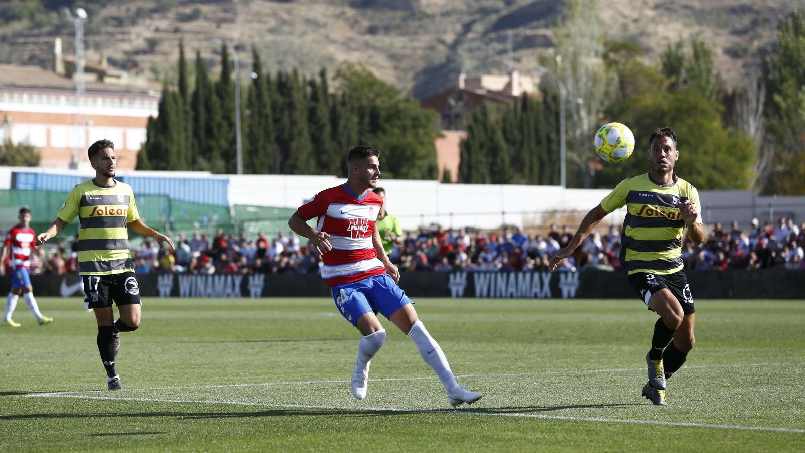 José trata de alcanzar el balón antes que un rival.