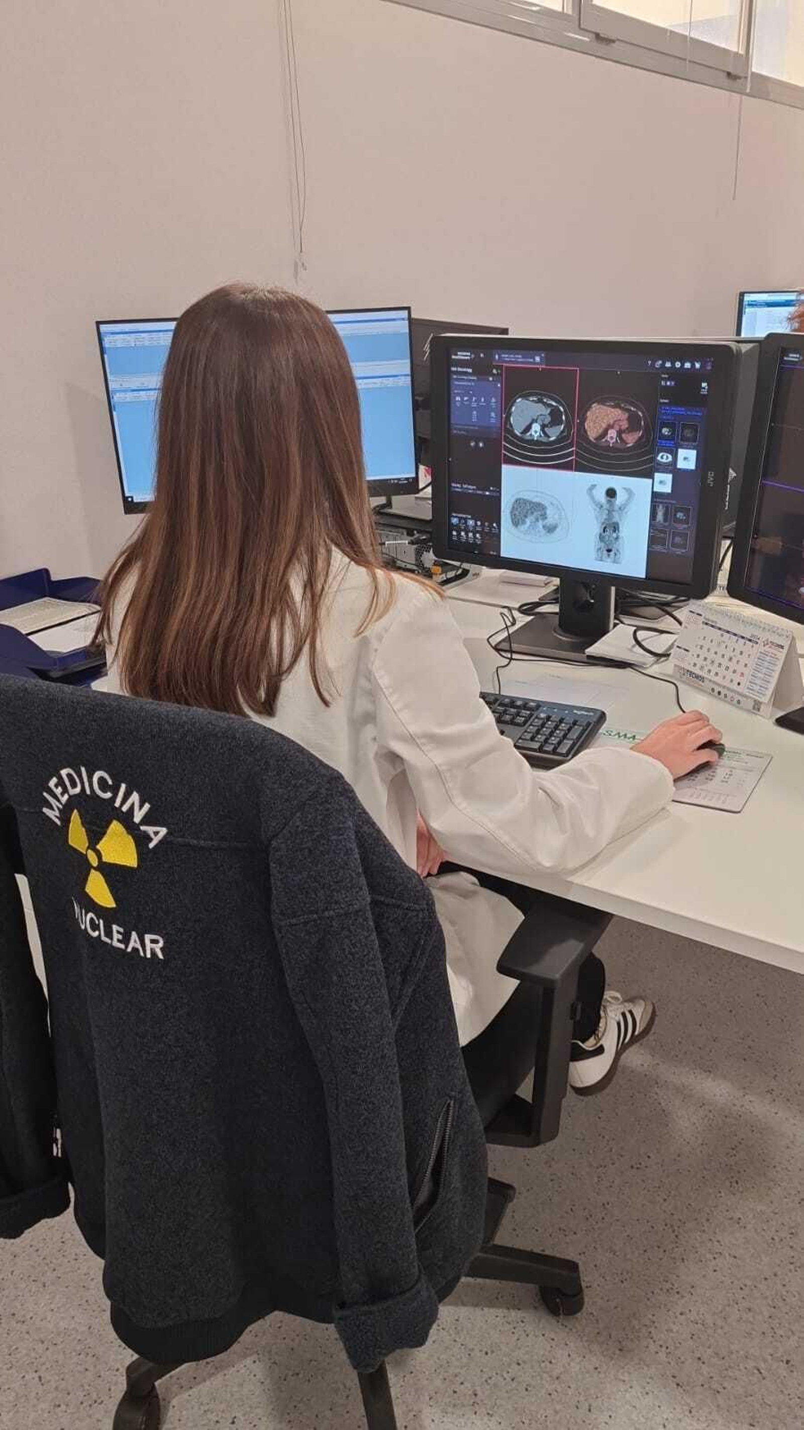 Una profesional del Servicio de Medicina Nuclear durante la realización de un PET-TAC a un paciente en el Hospital Universitario Torrecárdenas.