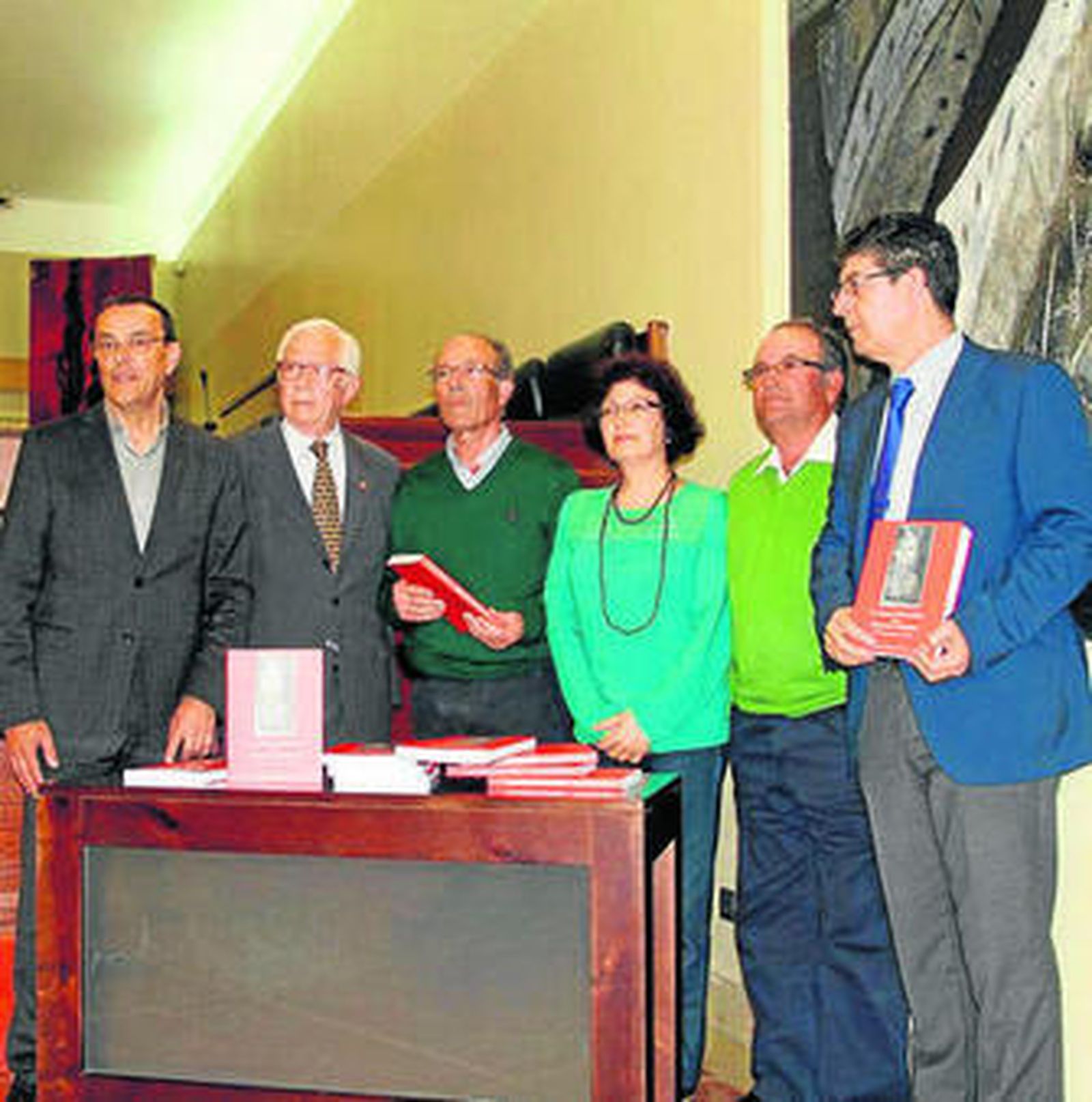 Diego Valderas sostiene el libro presentado ayer.