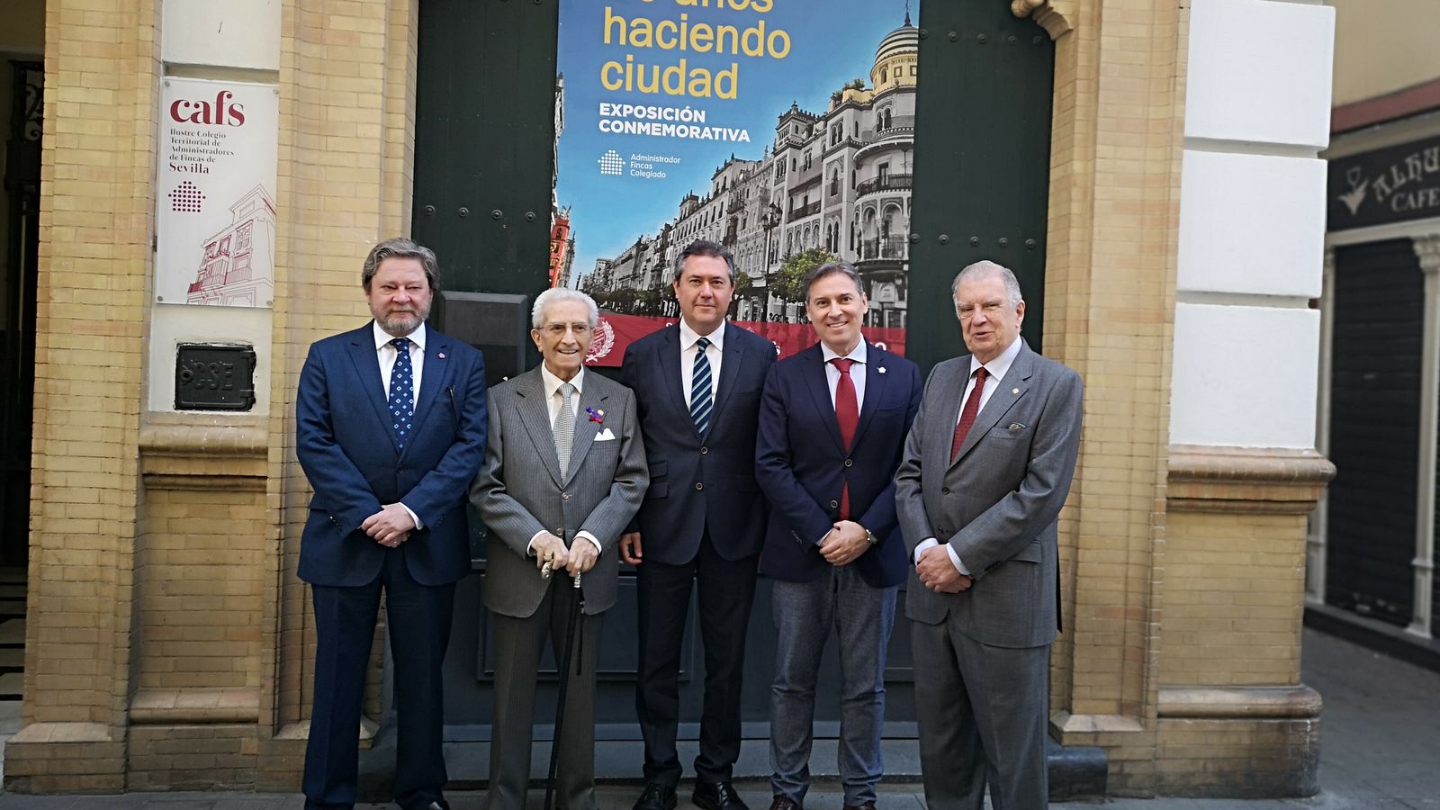 De izda. a dcha:  los ex presidentes del colegio de Sevilla junto al alcalde. Rafael del Olmo, José López Lora, Juan Espadas, José Feria y Jesús Creagh.