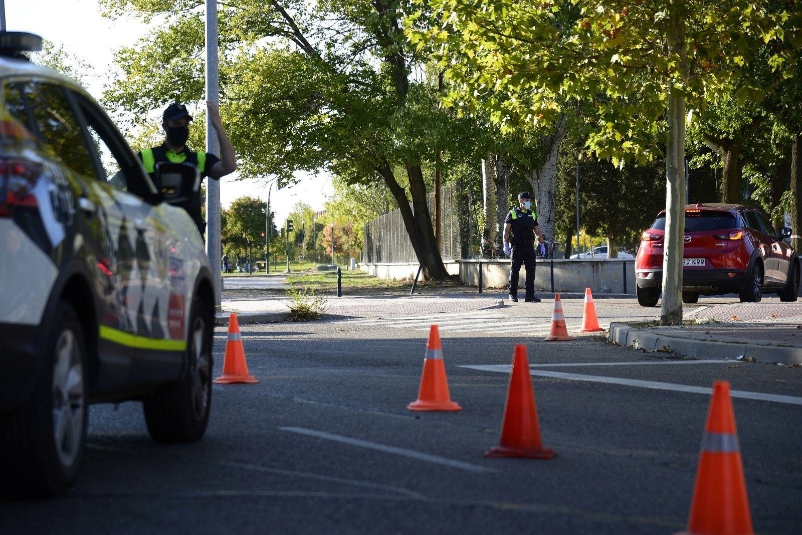Un agente, durante un control de tráfico.