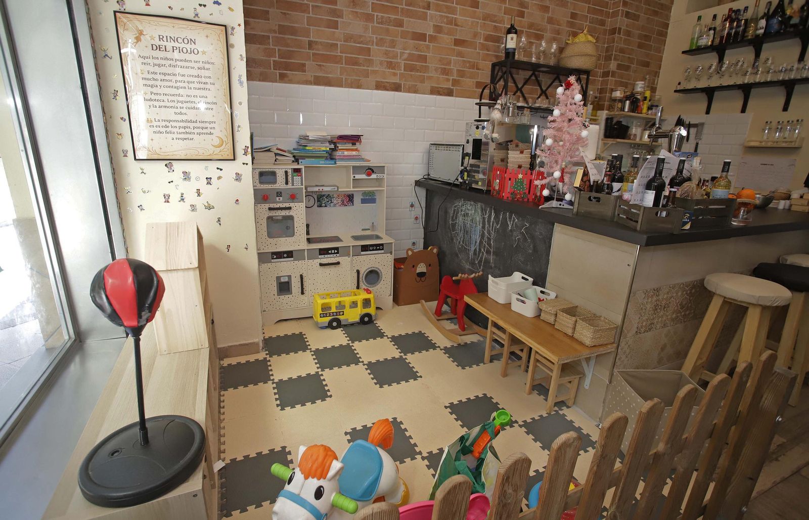 Mariana Cardoso prepara bombones rellenos artesanos en 'El lugar que no existe', en imágenes