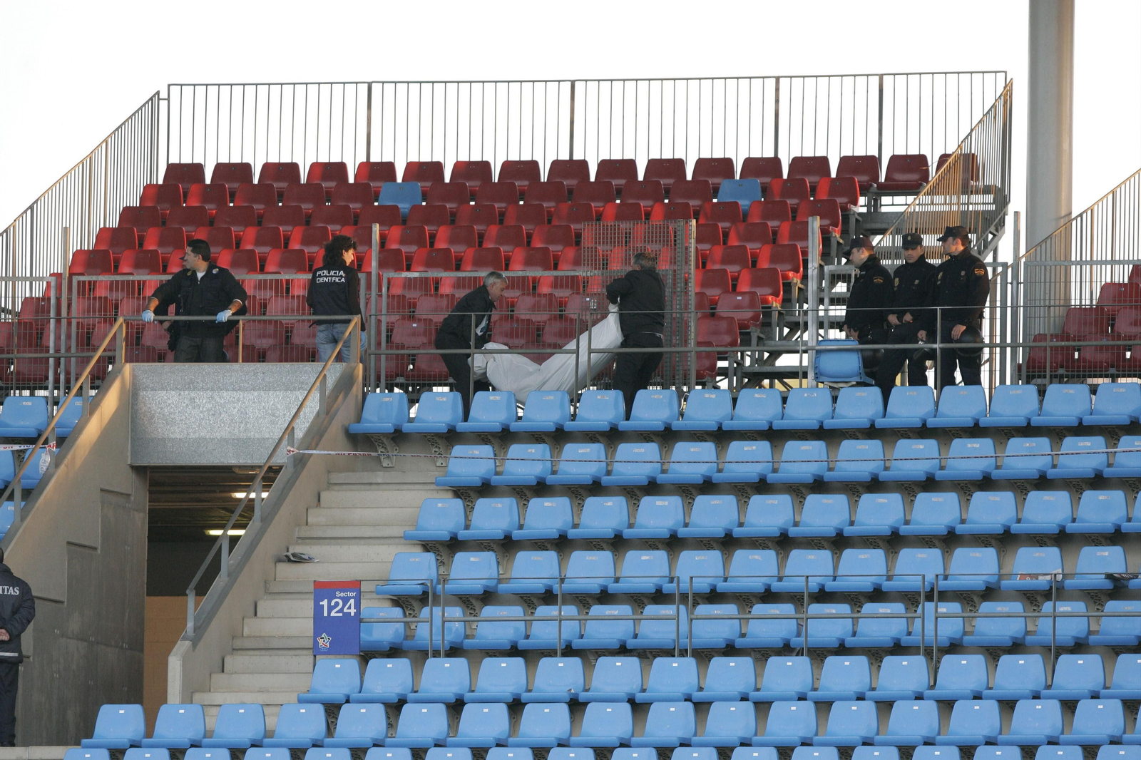 El cuerpo de Francisco Sáez, envuelto en una manta blanca, es retirado tras fallecer en el Fondo Sur