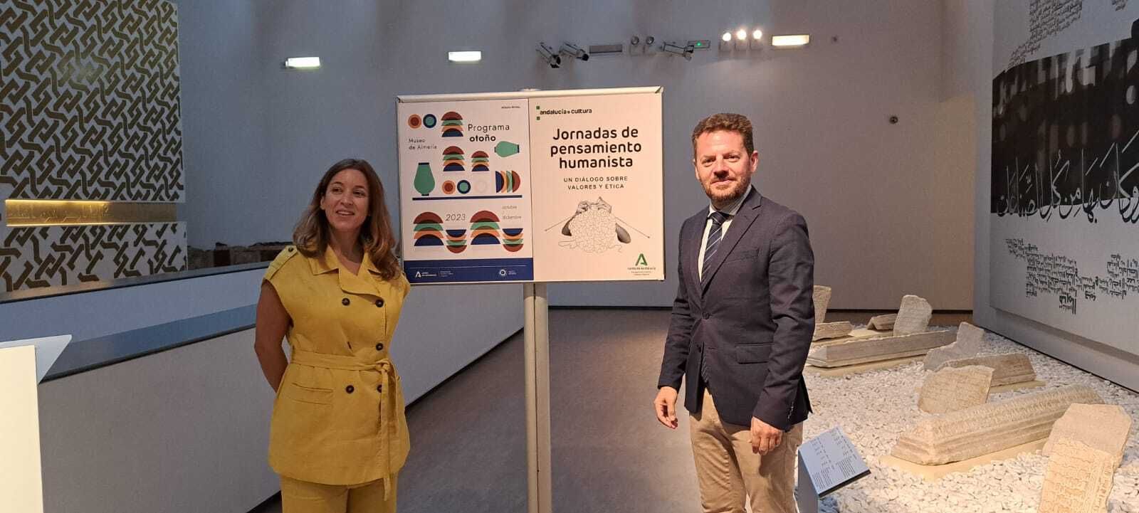 Tania Fábrega, directora del Museo con José Ángel Vélez, delegado de Cultura en el Museo.