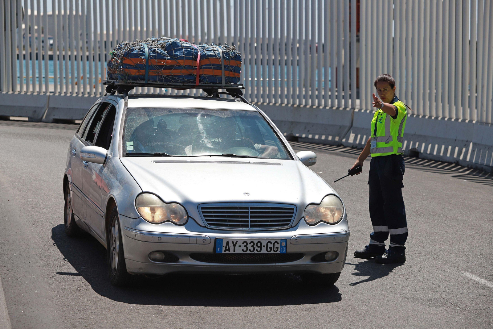 Una asistente guía a un coche para embarcar en Algeciras, el año pasado.
