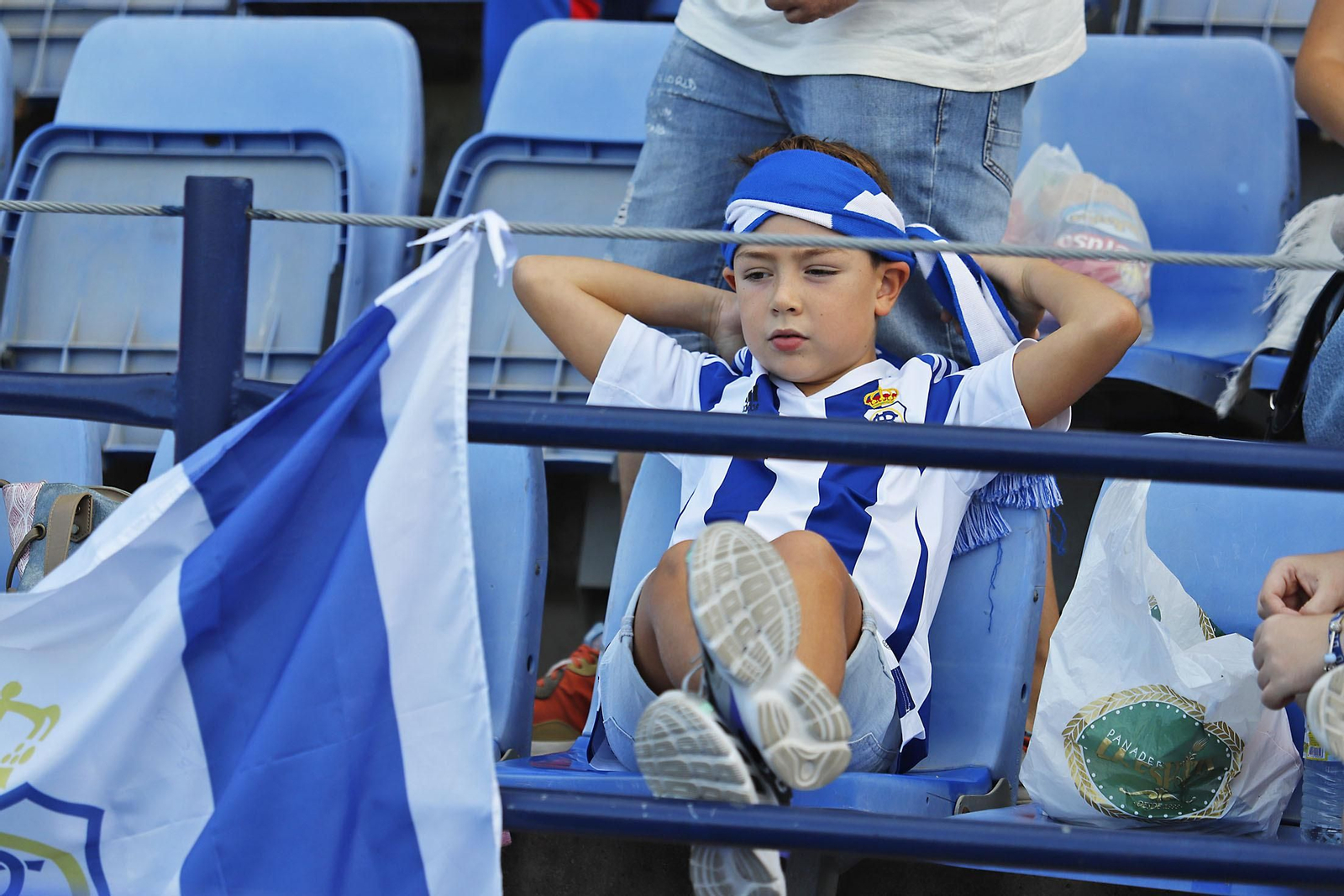 Imágenes del ambiente en el Recreativo de Huelva y Antequera CF
