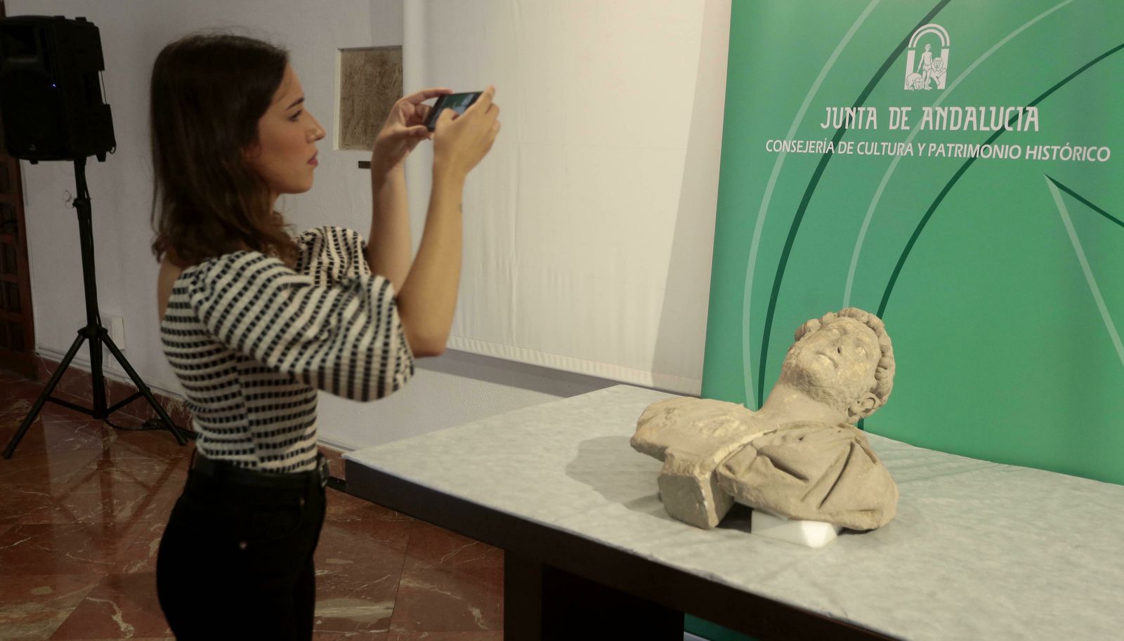 Una periodista fotografía el busto del emperador Adriano.
