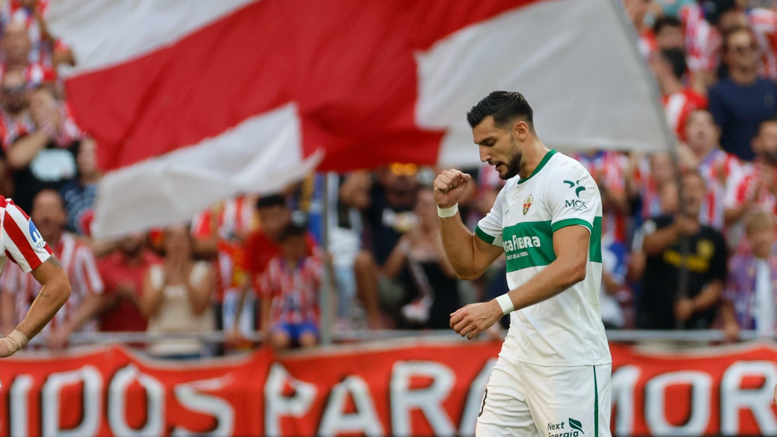 Rafa Mir aprieta el puño cerrado como celebración en un partido de esta temporada con el Elche.