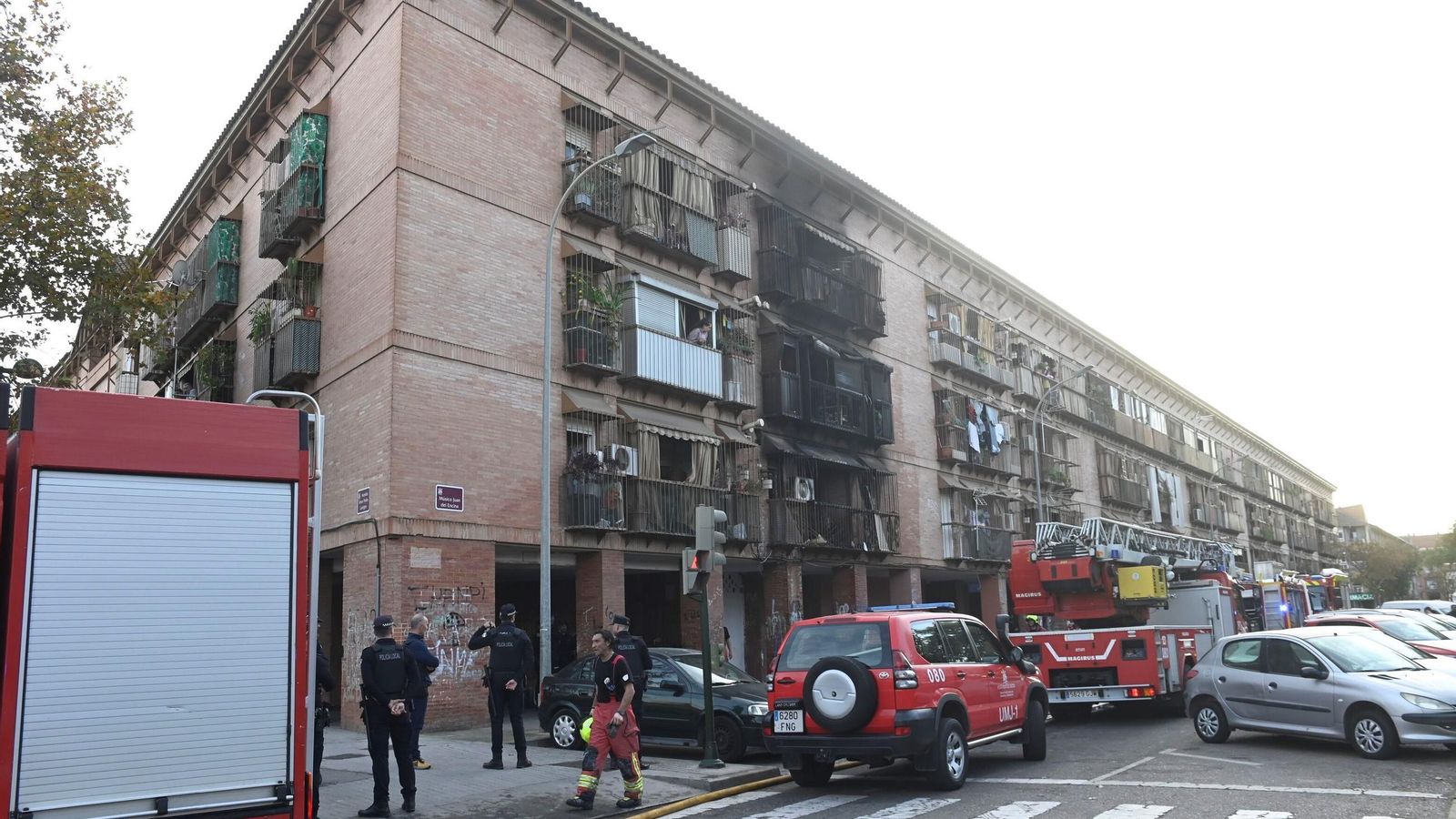 Los bomberos actúan en la vivienda calcinada.