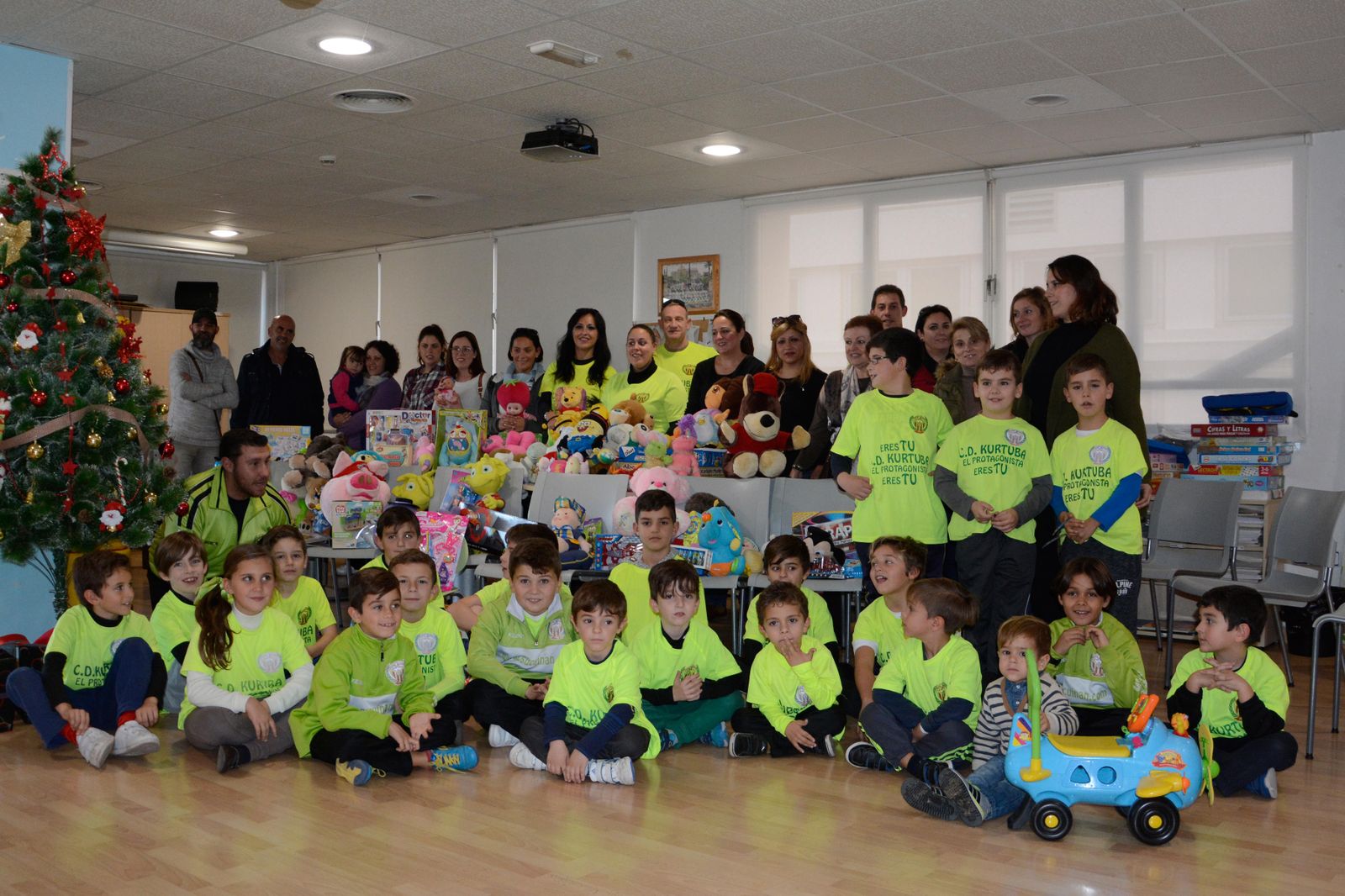 Juguetes por sonrisas con el Kurtuba Sur