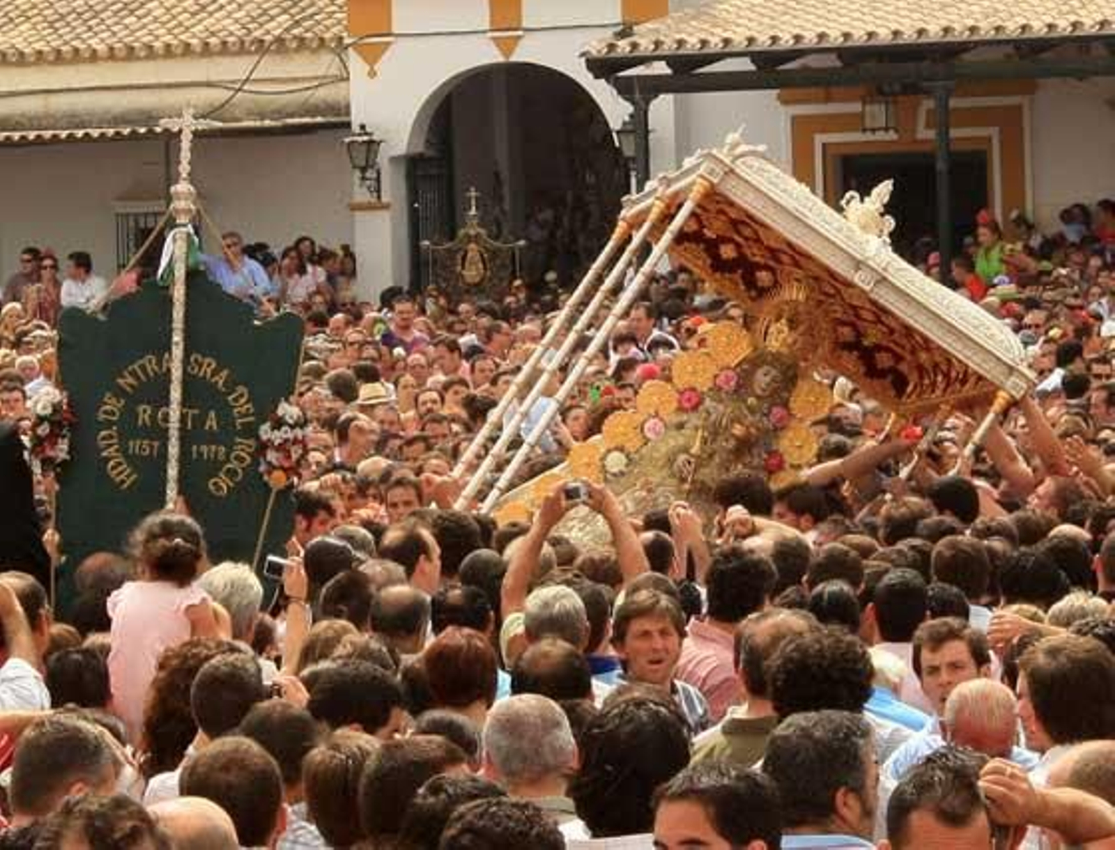 Multitud que rodeó ayer a la Virgen del Rocío durante su procesión ayer por la aldea.

Foto: Juan Carlos Toro