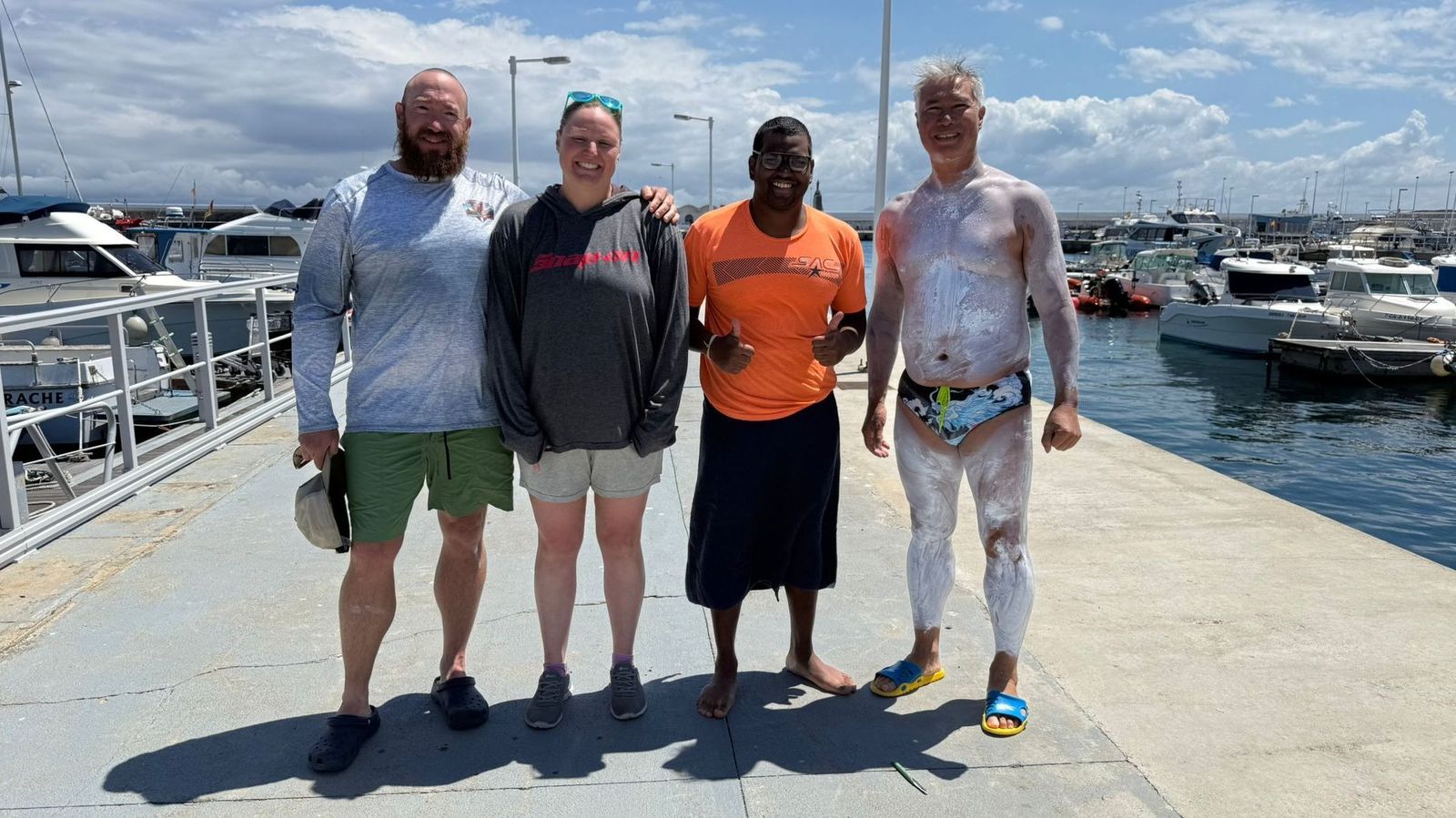 Los cuatro deportistas que han cruzado a nado el Estrecho, este viernes en Tarifa.