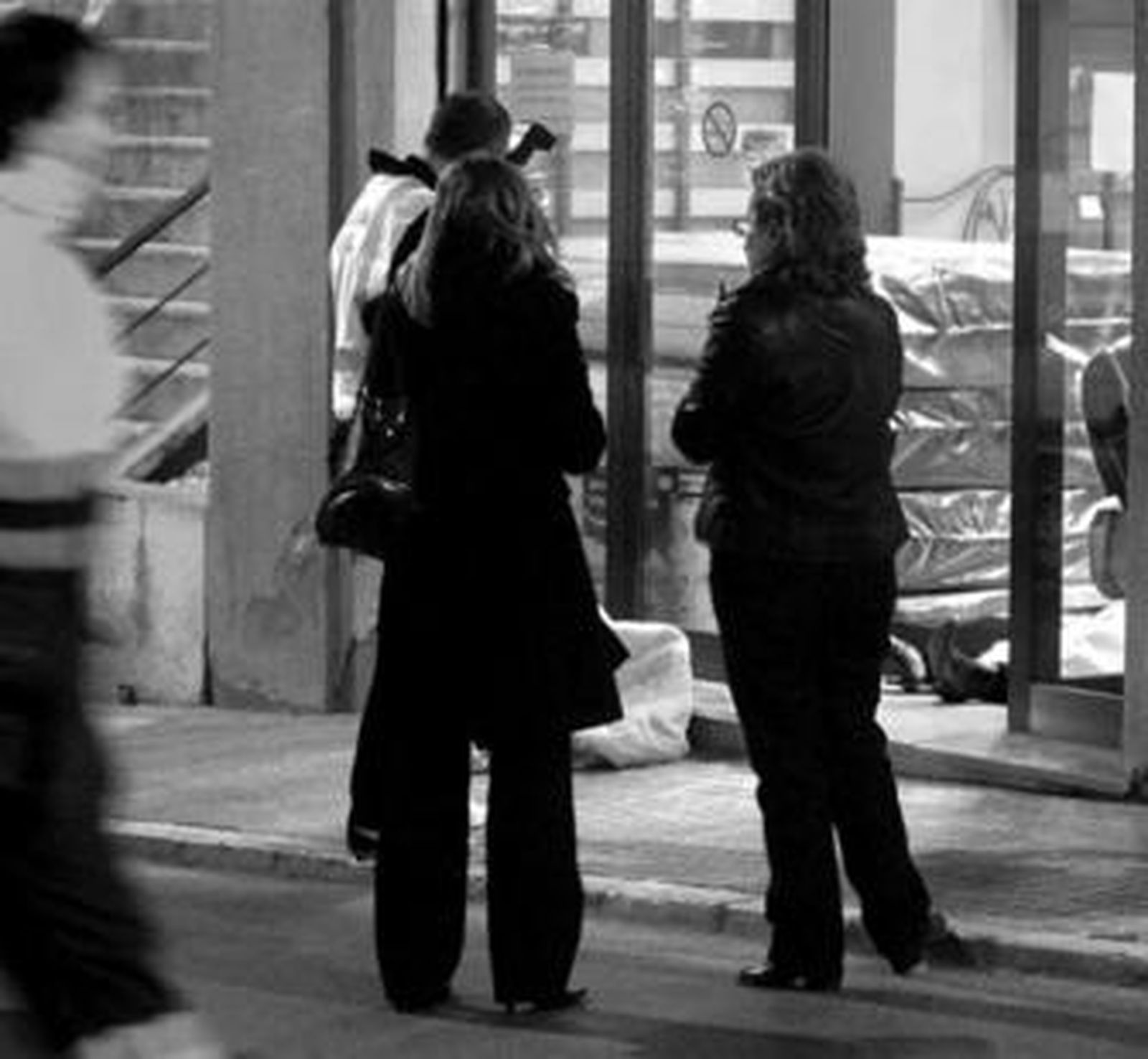 Varias personas ante la colchonería la noche del crimen; en el suelo, yacía ya el cadáver de la joven conileña.