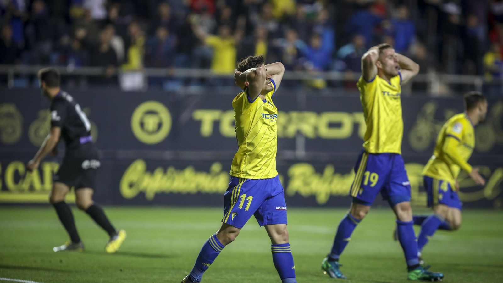 Jairo se lamenta tras desbaratar Munir una clara ocasión de gol.