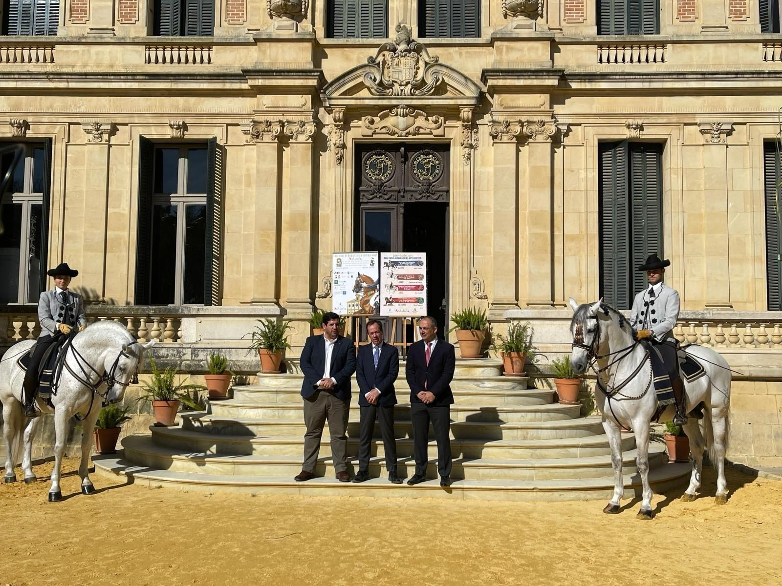 Foto de familia en la Real Escuela tras la presentación de los dos CDI3* de Doma Clásica. Foto de familia en la Real Escuela tras la presentación de los dos CDI3* de Doma Clásica.